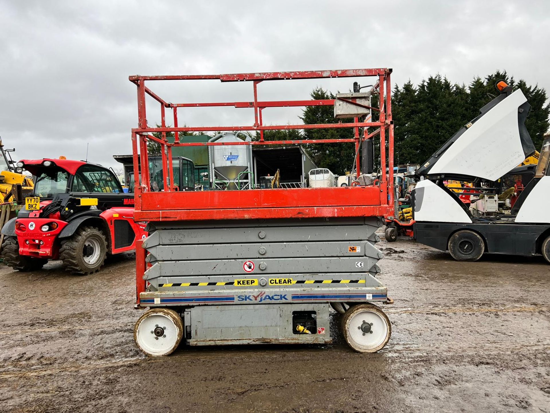 2011 SKYJACK SJIII-4632 ELECTRIC SCISSOR LIFT, DRIVES AND LIFTS, SHOWING A LOW 209 HOURS *PLUS VAT* - Image 7 of 15
