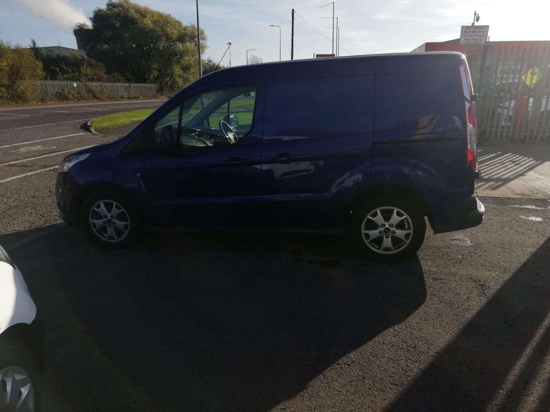 2016/66 FORD TRANSIT CONNECT 200 LIMITED BLUE PANEL VAN, 122K MILES WITH SERVICE HISTORY *PLUS VAT* - Image 4 of 10