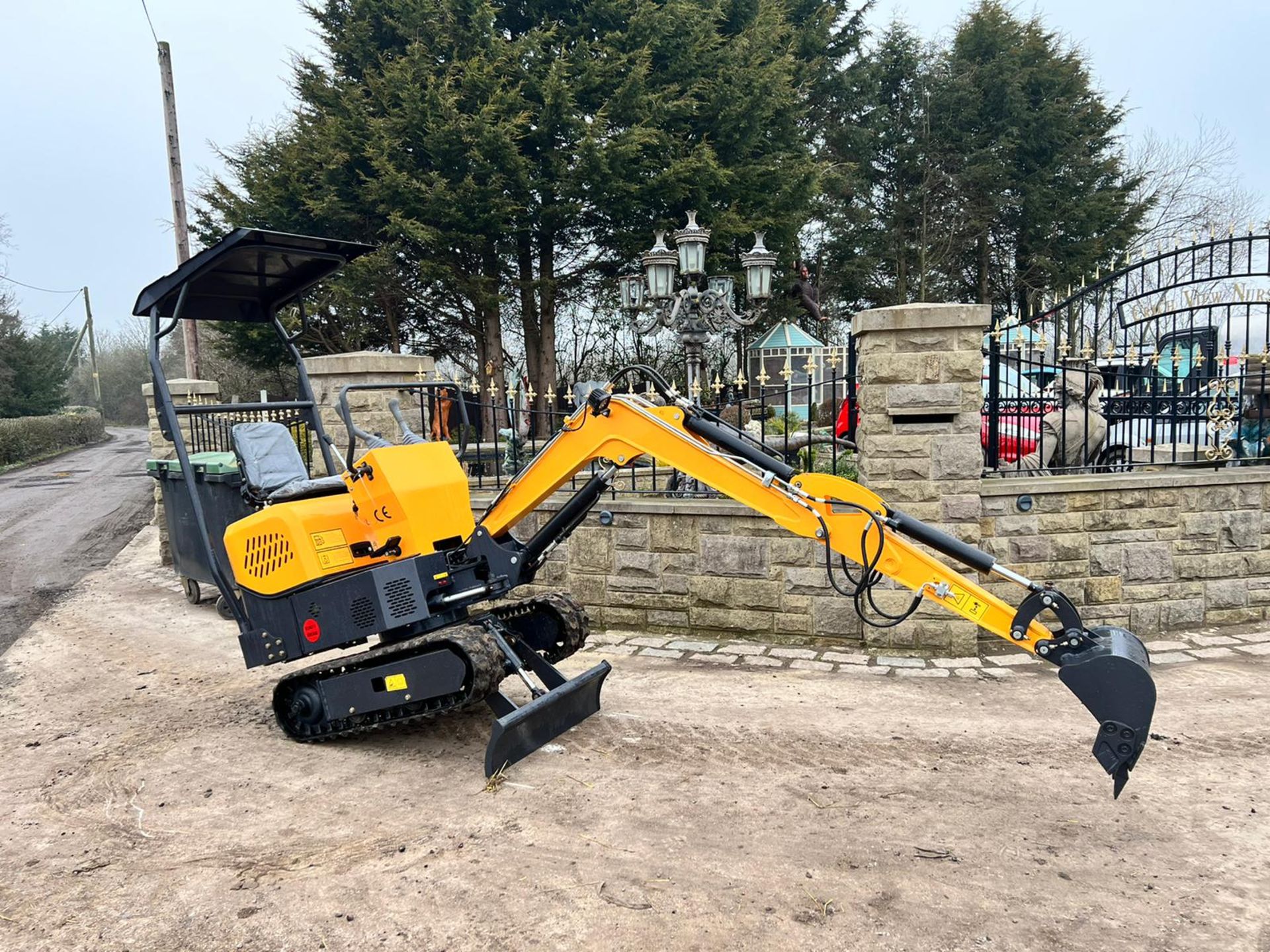 NEW AND UNUSED ATTACK AT12 1 TON MINI DIGGER WITH SWING BOOM, RUNS DRIVE AND WORKS *PLUS VAT* - Image 8 of 15