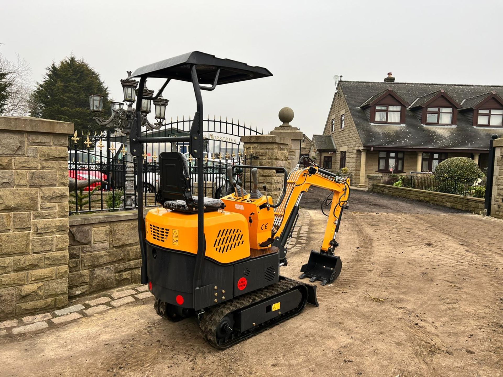 NEW AND UNUSED ATTACK AT12 1 TON MINI DIGGER WITH SWING BOOM, RUNS DRIVE AND WORKS *PLUS VAT* - Image 5 of 15