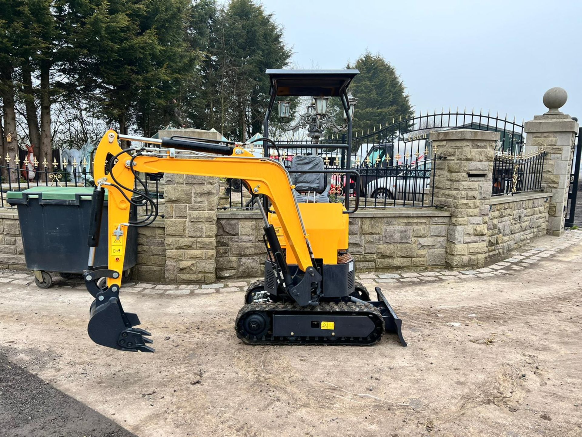 NEW AND UNUSED ATTACK AT12 1 TON MINI DIGGER WITH SWING BOOM, RUNS DRIVE AND WORKS *PLUS VAT* - Image 2 of 15