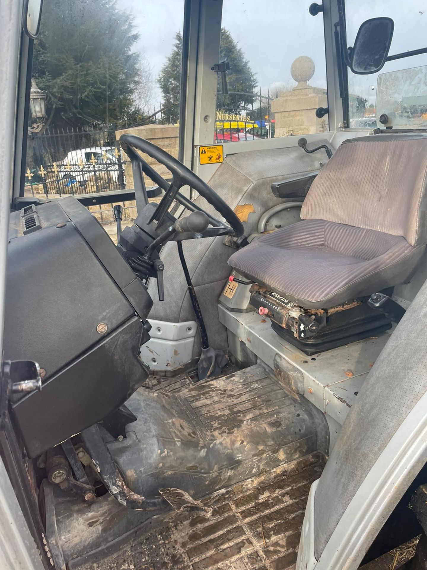 MASSEY FERGUSON 390 TRACTOR WITH MASSEY FERGUSON 880 LOADER AND MUCK GRAB *PLUS VAT* - Image 12 of 12