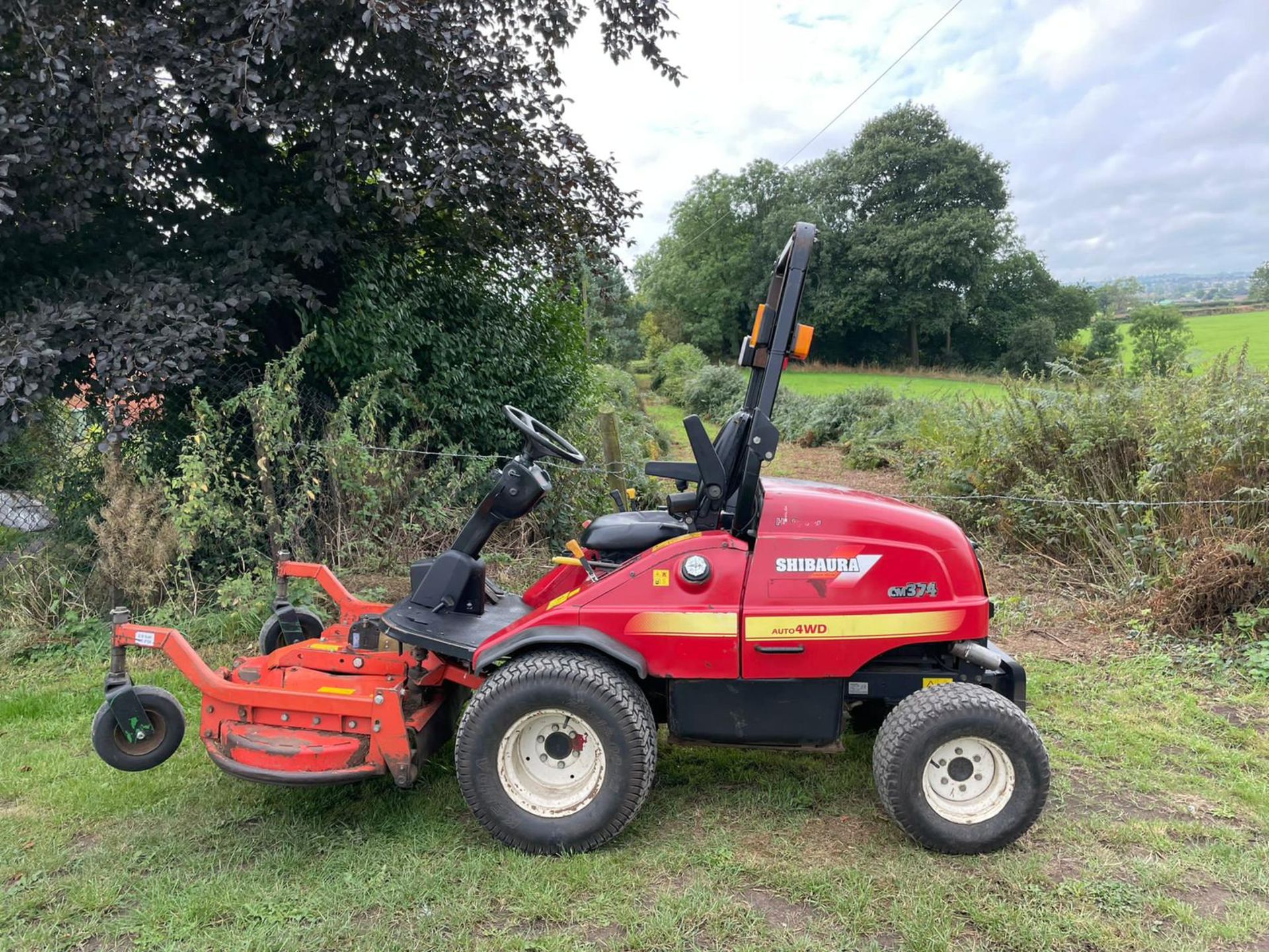 SHIBAURA CM374 4x4 RIDE ON MOWER, RUNS DRIVES AND DIGS, SHOWING A LOW 3103 HOURS *PLUS VAT* - Image 3 of 5
