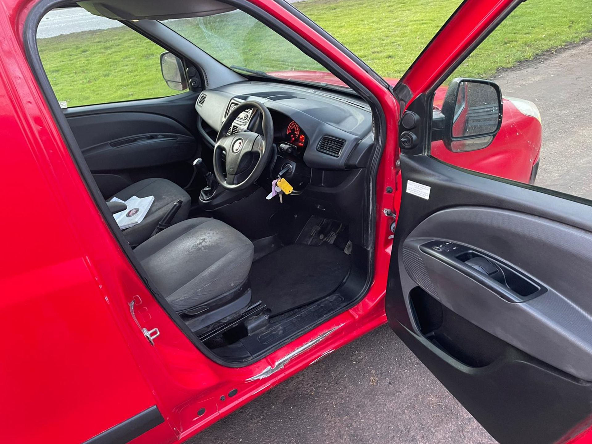 2013/13 REG FIAT DOBLO 16V MULTIJET 1.25 DIESEL RED PANEL VAN, SHOWING 0 FORMER KEEPERS *NO VAT* - Image 12 of 17