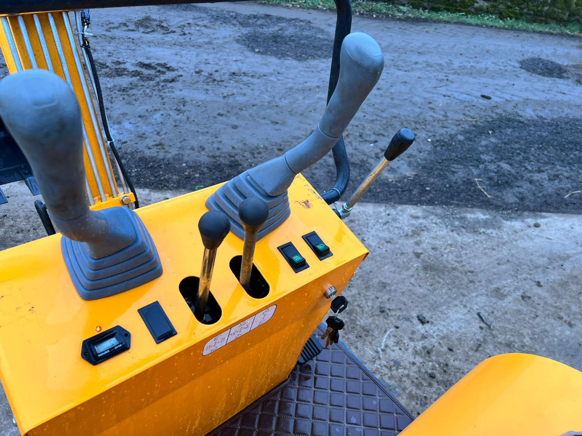 NEW AND UNUSED ATTACK AT12 1 TON MINI DIGGER WITH SWING BOOM, RUNS DRIVE AND WORKS *PLUS VAT* - Image 12 of 15