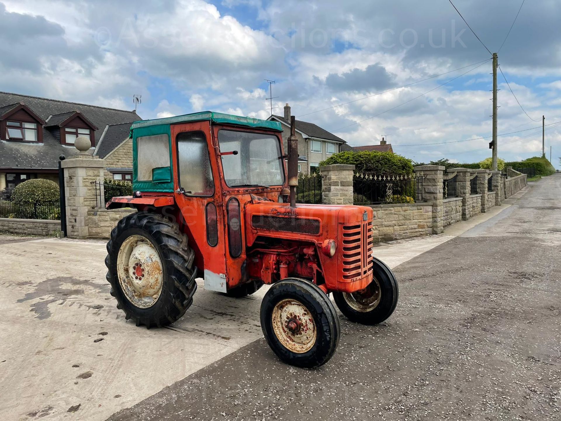 McCORMICK B-274 DIESEL TRACTOR, RUNS DRIVES AND WORKS, GOOD SET OF TYRES, CABBED *PLUS VAT* - Image 3 of 8