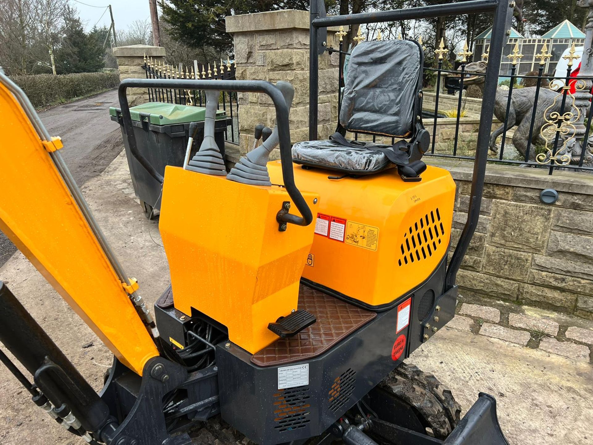 NEW AND UNUSED ATTACK AT12 1 TON MINI DIGGER WITH SWING BOOM, RUNS DRIVE AND WORKS *PLUS VAT* - Image 13 of 15