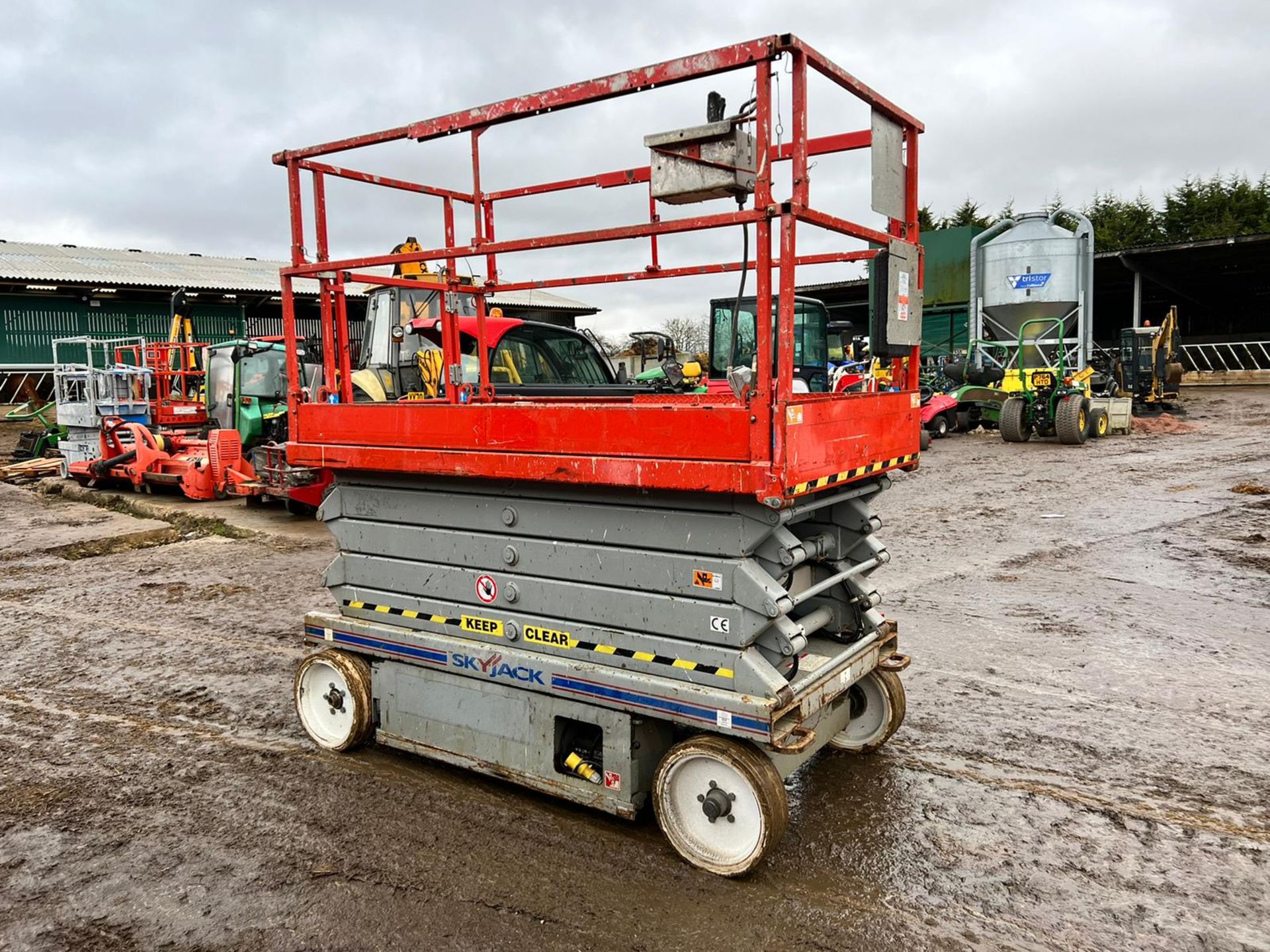 2011 SKYJACK SJIII-4632 ELECTRIC SCISSOR LIFT, DRIVES AND LIFTS, SHOWING A LOW 209 HOURS *PLUS VAT* - Image 6 of 15