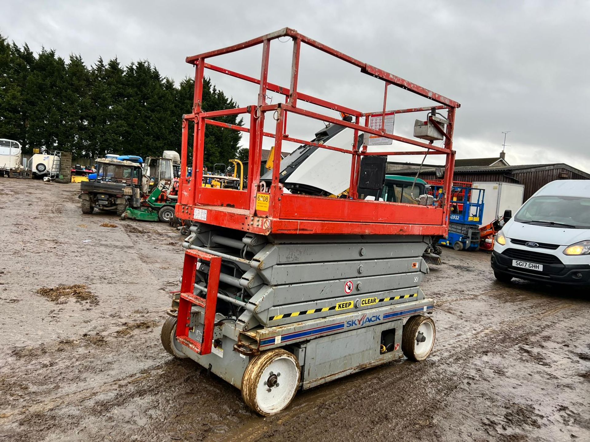 2011 SKYJACK SJIII-4632 ELECTRIC SCISSOR LIFT, DRIVES AND LIFTS, SHOWING A LOW 209 HOURS *PLUS VAT* - Image 5 of 15