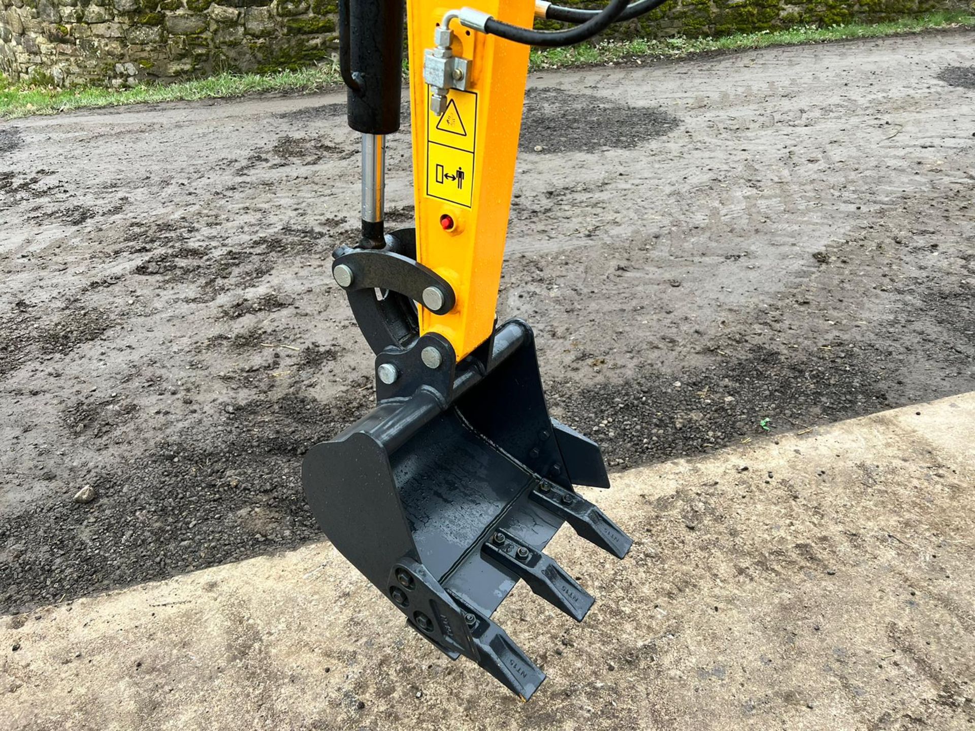 NEW AND UNUSED ATTACK AT12 1 TON MINI DIGGER WITH SWING BOOM, RUNS DRIVE AND WORKS *PLUS VAT* - Image 10 of 15