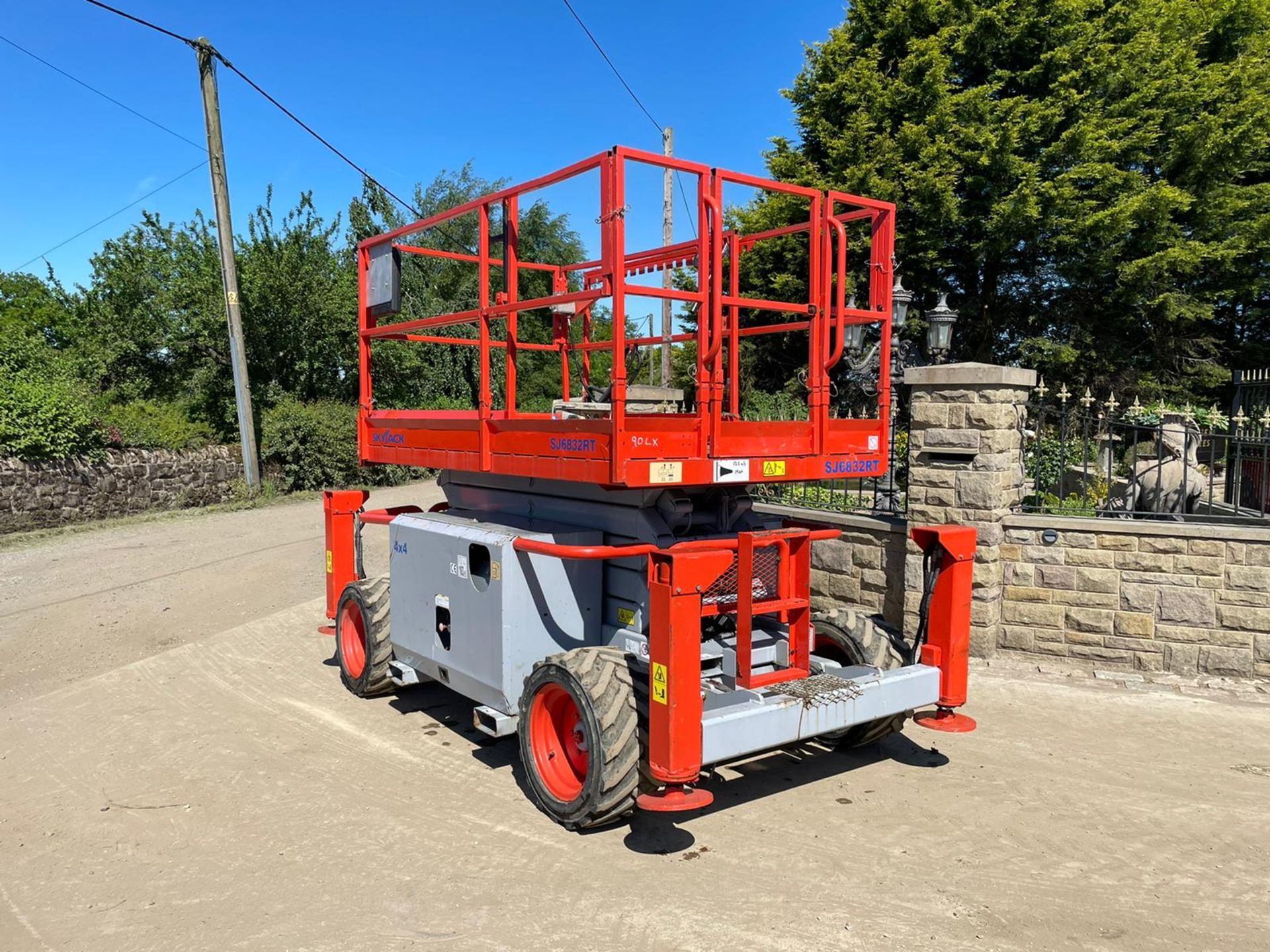 2007 SKYJACK SJ6832RT 4x4 DIESEL SCISSOR LIFT, RUNS DRIVES AND LIFTS *PLUS VAT* - Image 6 of 13