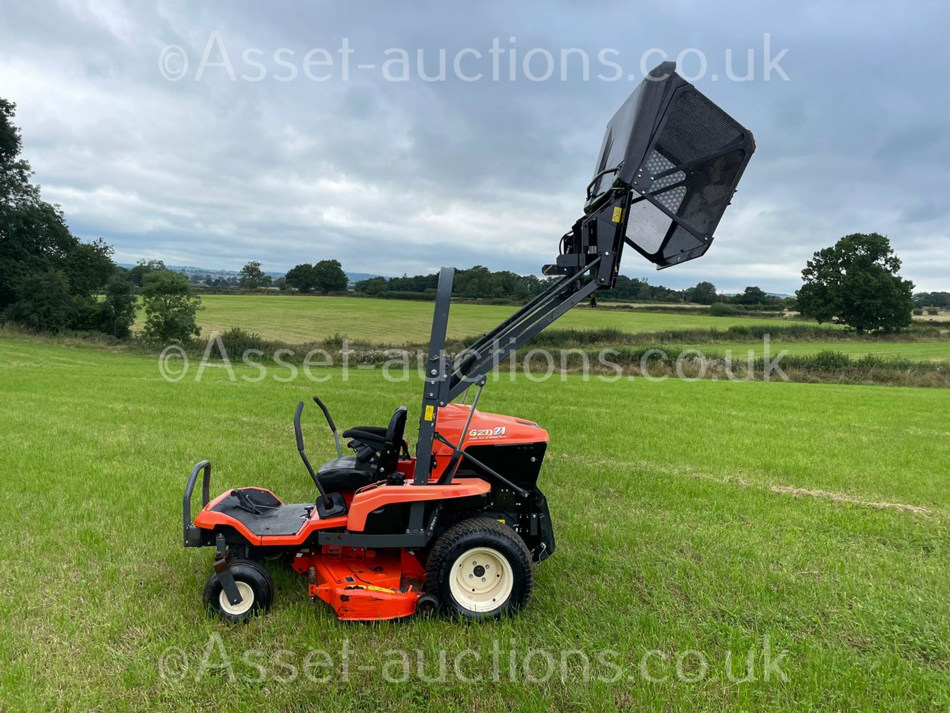 2015 KUBOTA GZD21 HIGH TIP ZERO TURN MOWER, RUNS, DRIVES CUTS AND COLLECTS WELL *PLUS VAT* - Image 6 of 13