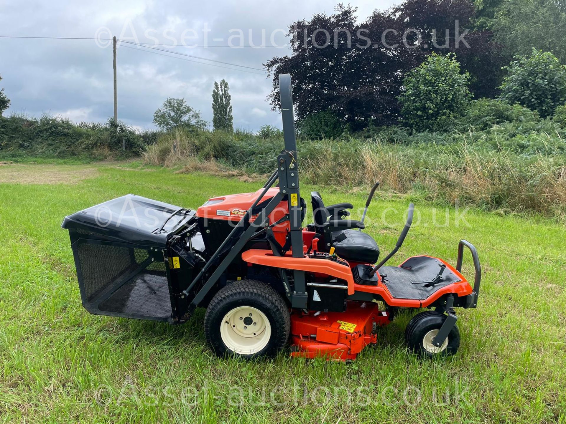 2015 KUBOTA GZD21 HIGH TIP ZERO TURN MOWER, RUNS, DRIVES CUTS AND COLLECTS WELL *PLUS VAT* - Image 8 of 13