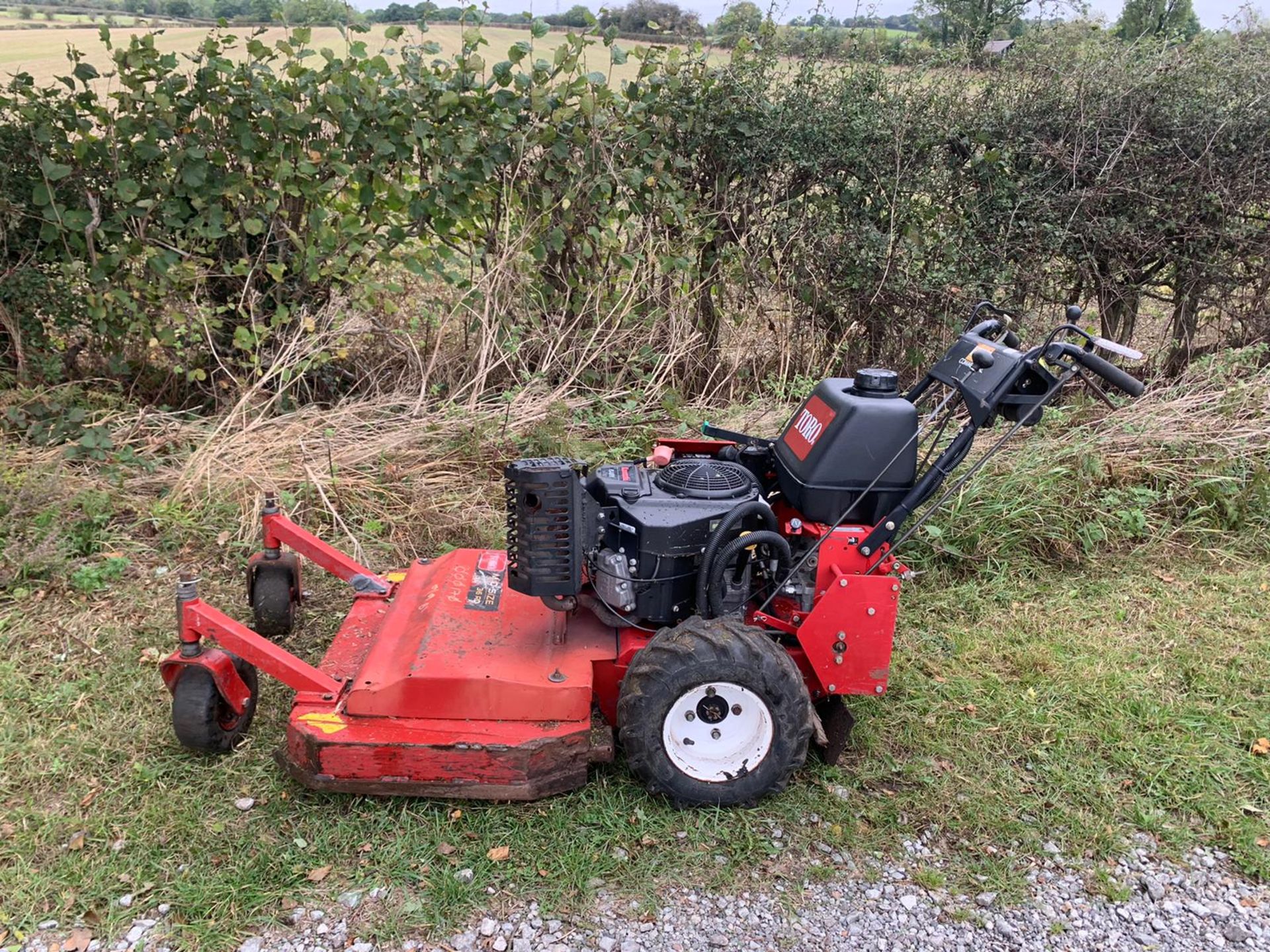 TORO 36" WALK BEHIND PEDESTRIAN MOWER, RUNS DRIVES AND CUTS WELL, PULL OR ELECTRIC START - Image 3 of 10