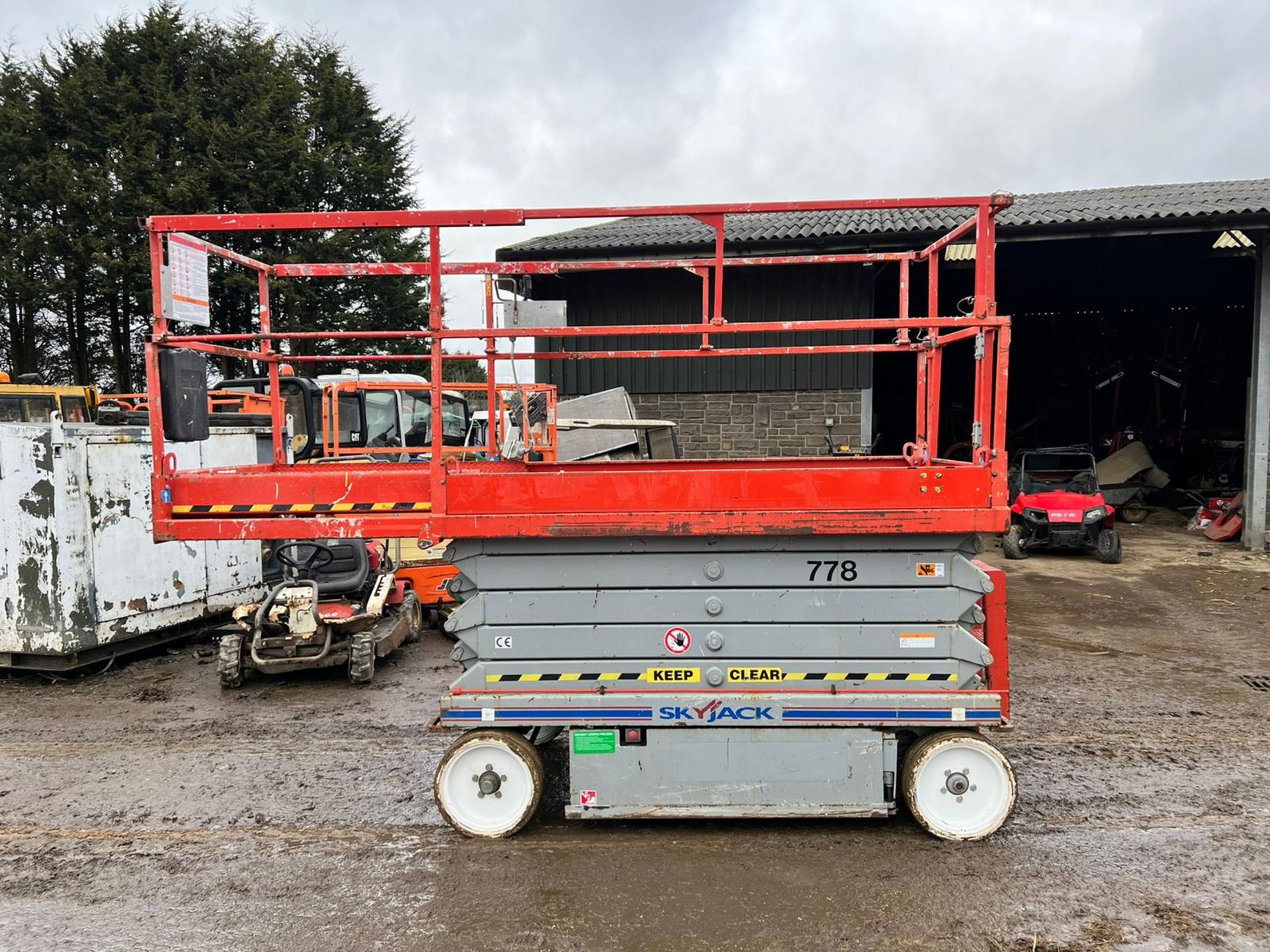 2011 SKYJACK SJIII-4632 ELECTRIC SCISSOR LIFT, DRIVES AND LIFTS, SHOWING A LOW 209 HOURS *PLUS VAT*