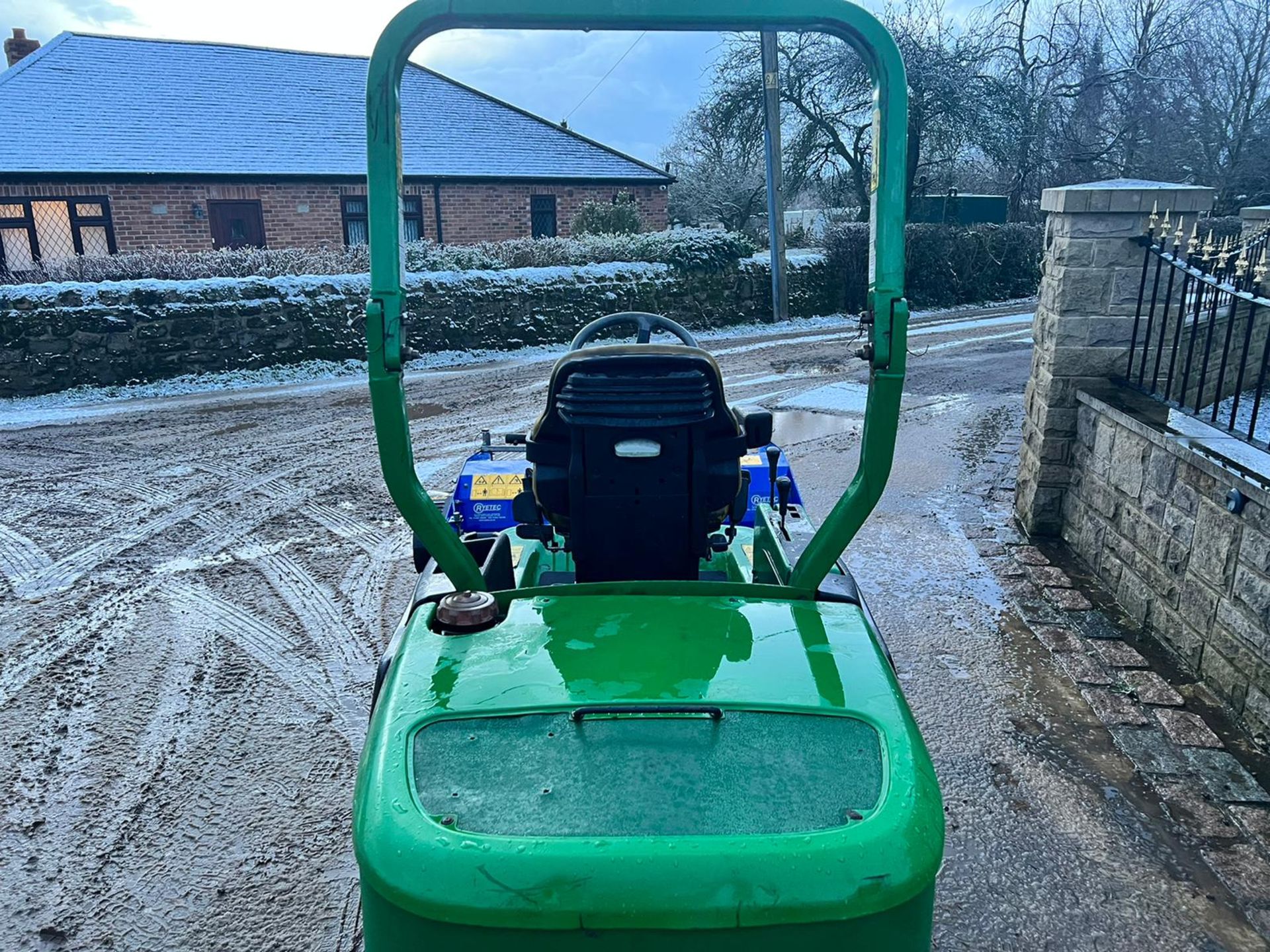 JOHN DEERE 1445 4WD RIDE ON MOWER WITH RYETEC 1200 FLAIL DECK, SHOWING A LOW 3892 HOURS *PLUS VAT* - Image 6 of 11