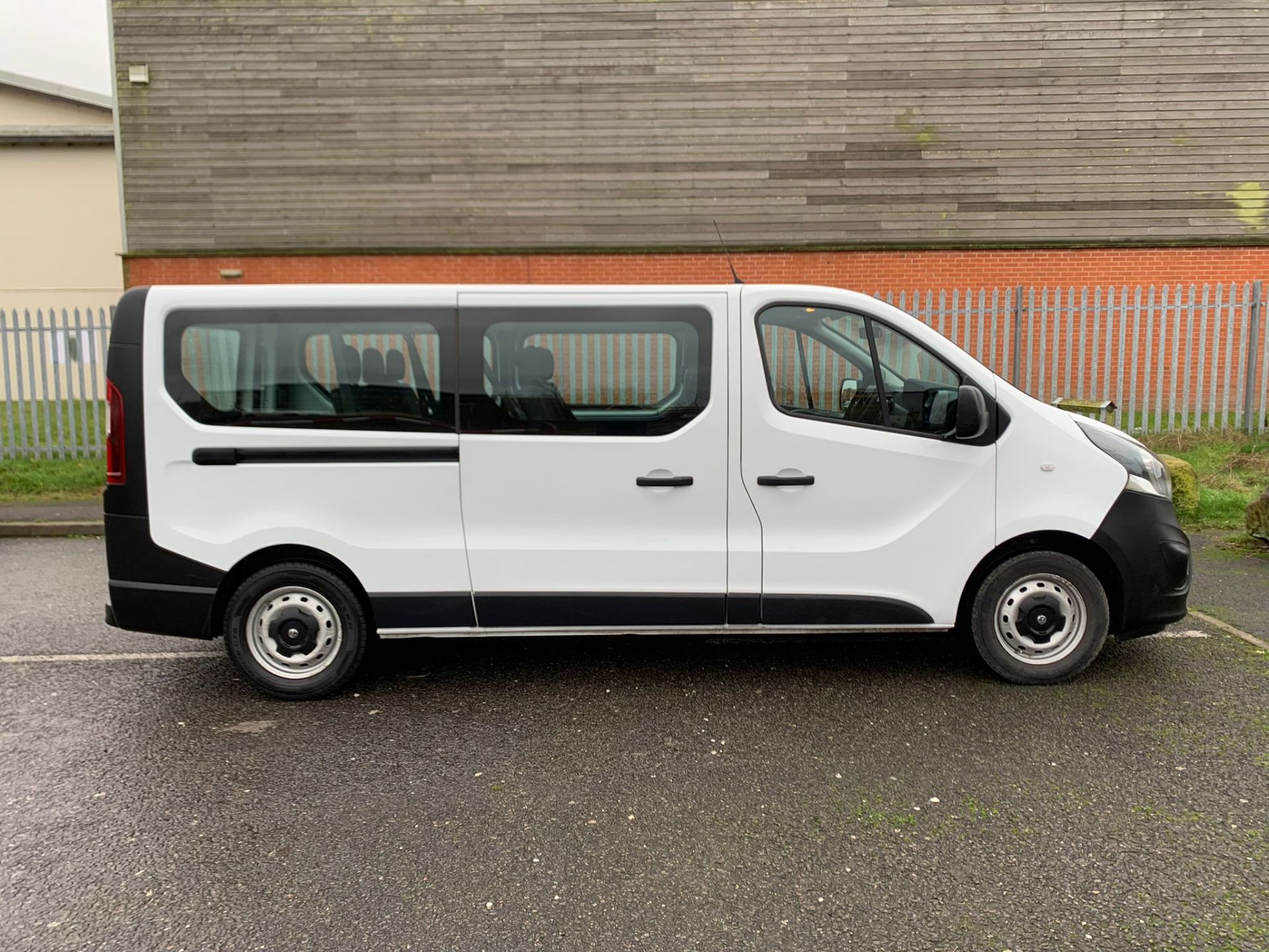 2015 VAUXHALL VIVARO COMBI CDTI S/S WHITE 9 SEATER MPV, 110,167 MILES, 1.6 DIESEL *NO VAT* - Image 8 of 21