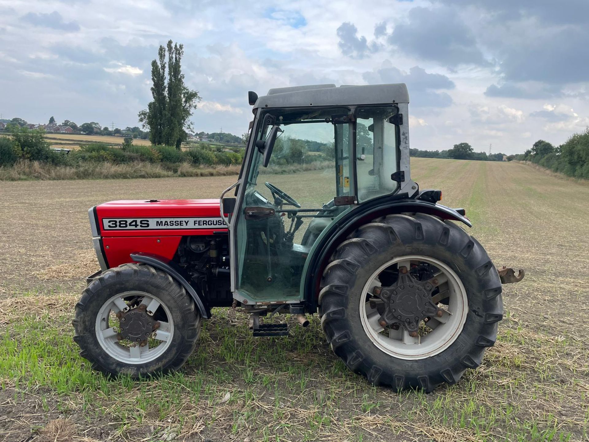 MASSEY FERGUSON 384S TRACTOR, RUNS DRIVES AND WORKS, SHOWING A LOW 5547 HOURS *PLUS VAT* - Image 4 of 15