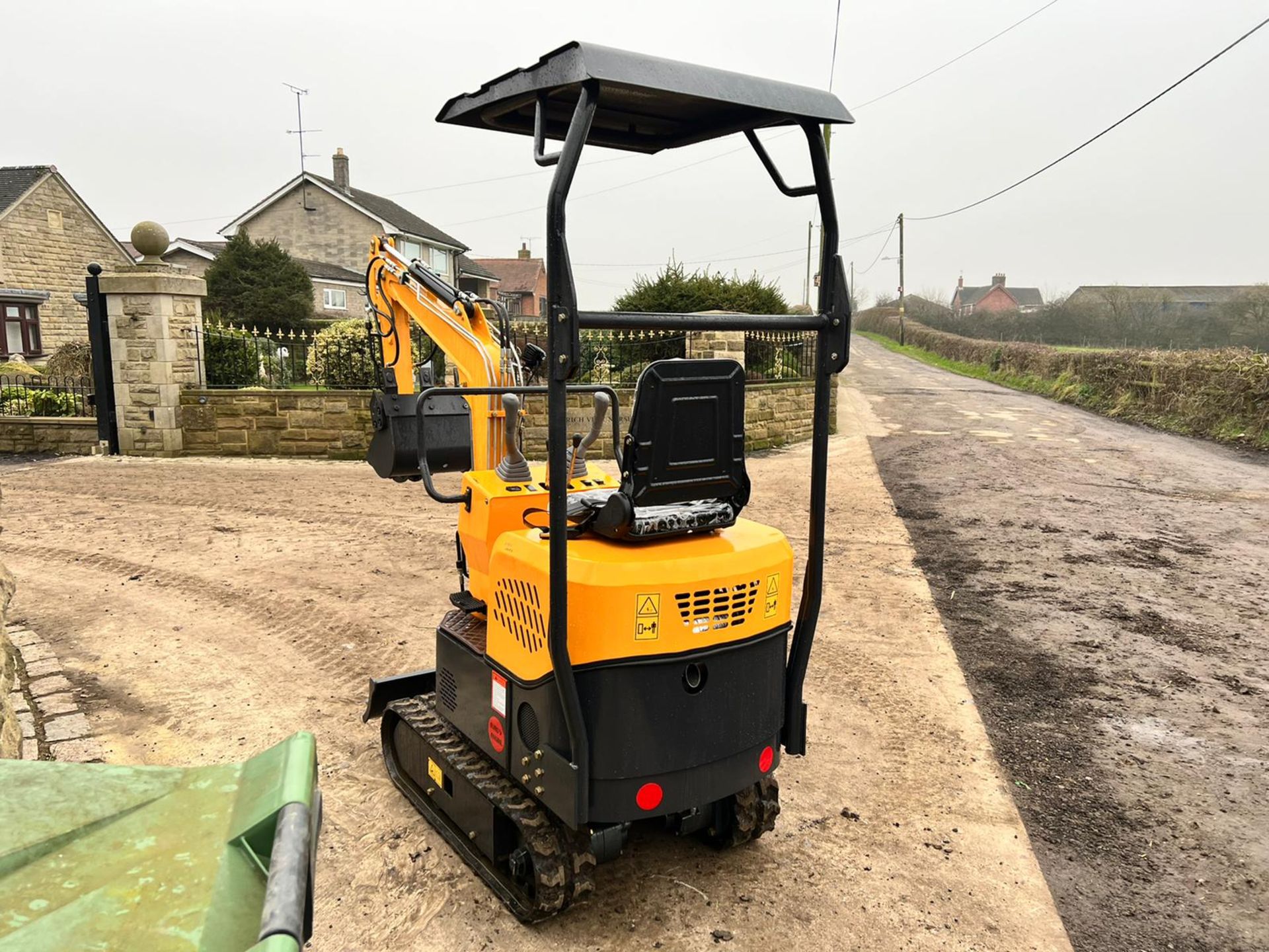 NEW AND UNUSED ATTACK AT12 1 TON MINI DIGGER WITH SWING BOOM, RUNS DRIVE AND WORKS *PLUS VAT* - Image 4 of 15