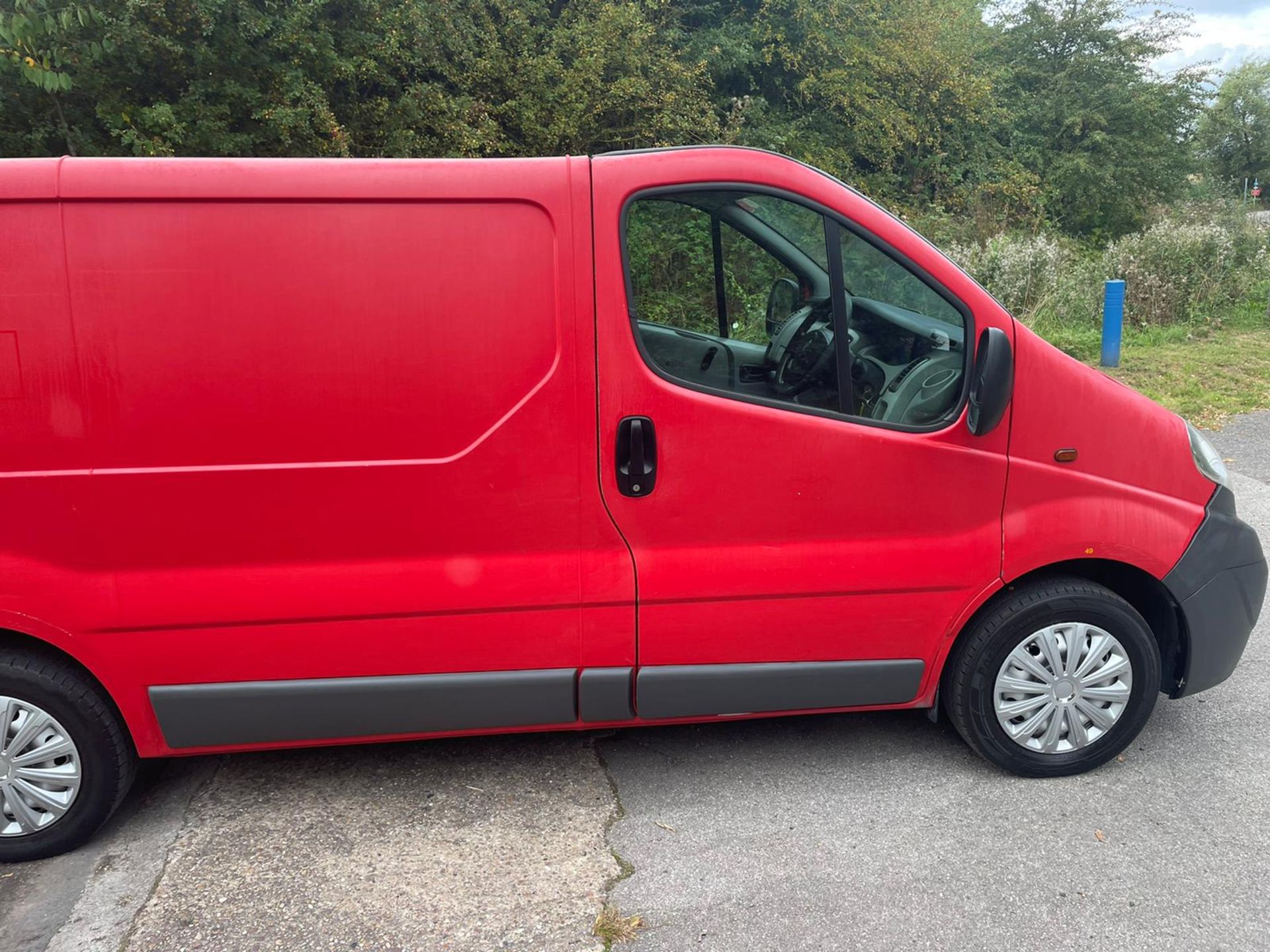 2009 VAUXHALL VIVARO 2700 CDTI SWB RED PANEL VAN, 2.0 DIESEL ENGINE, 125,530 MILES *NO VAT* - Image 7 of 19