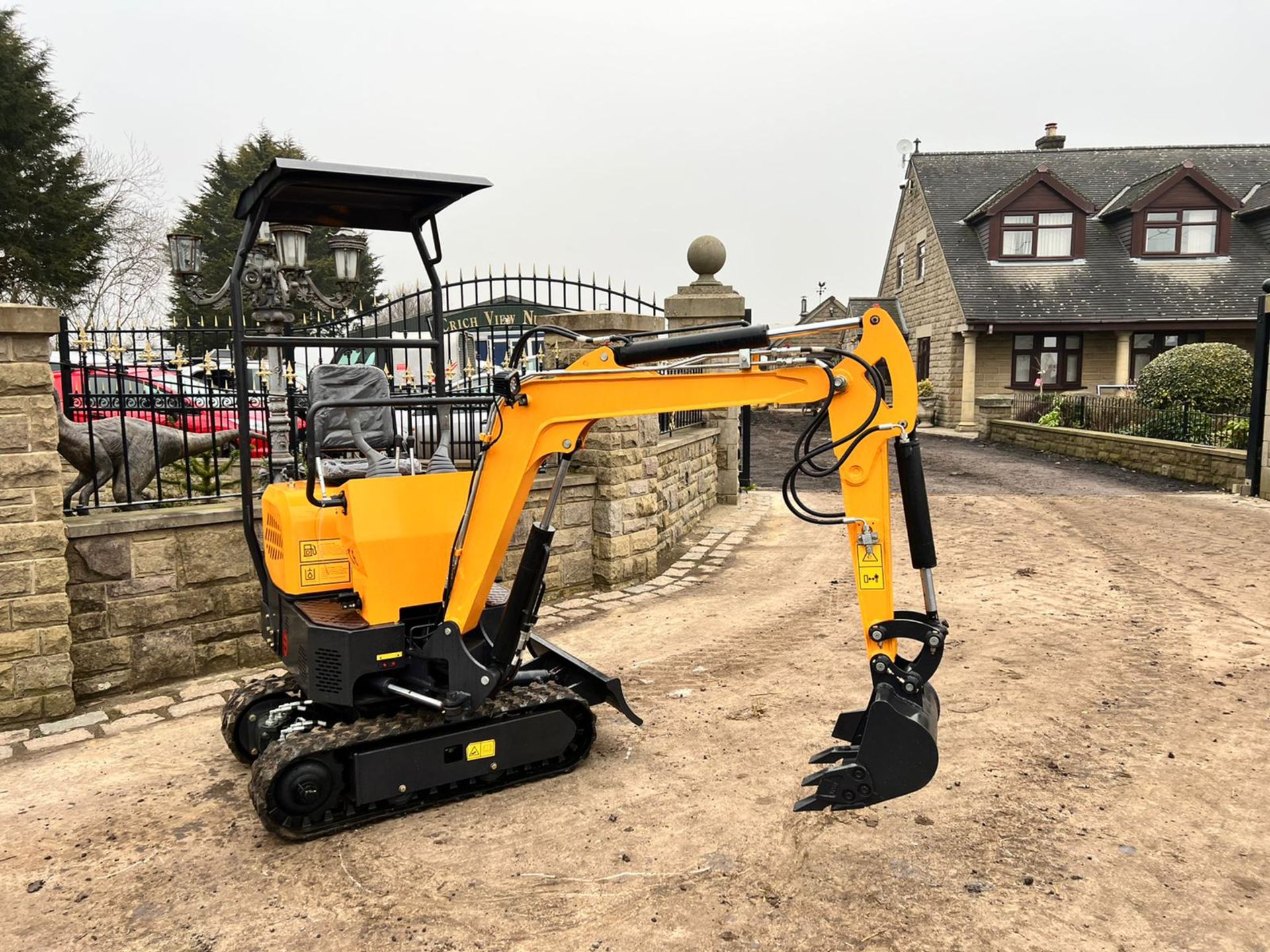NEW AND UNUSED ATTACK AT12 1 TON MINI DIGGER WITH SWING BOOM, RUNS DRIVE AND WORKS *PLUS VAT* - Image 7 of 15