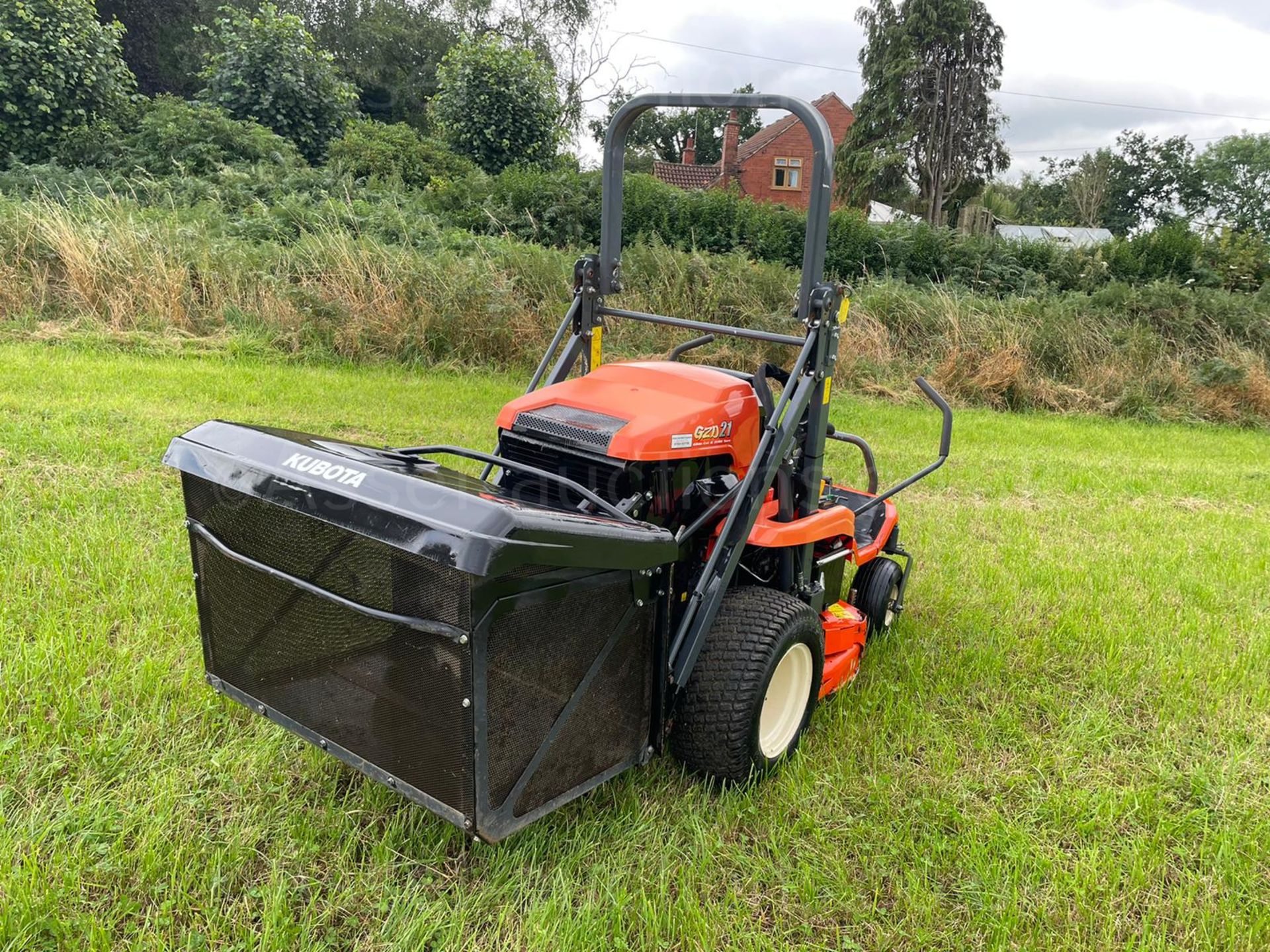 2015 KUBOTA GZD21 HIGH TIP ZERO TURN MOWER, RUNS, DRIVES CUTS AND COLLECTS WELL *PLUS VAT* - Image 9 of 13