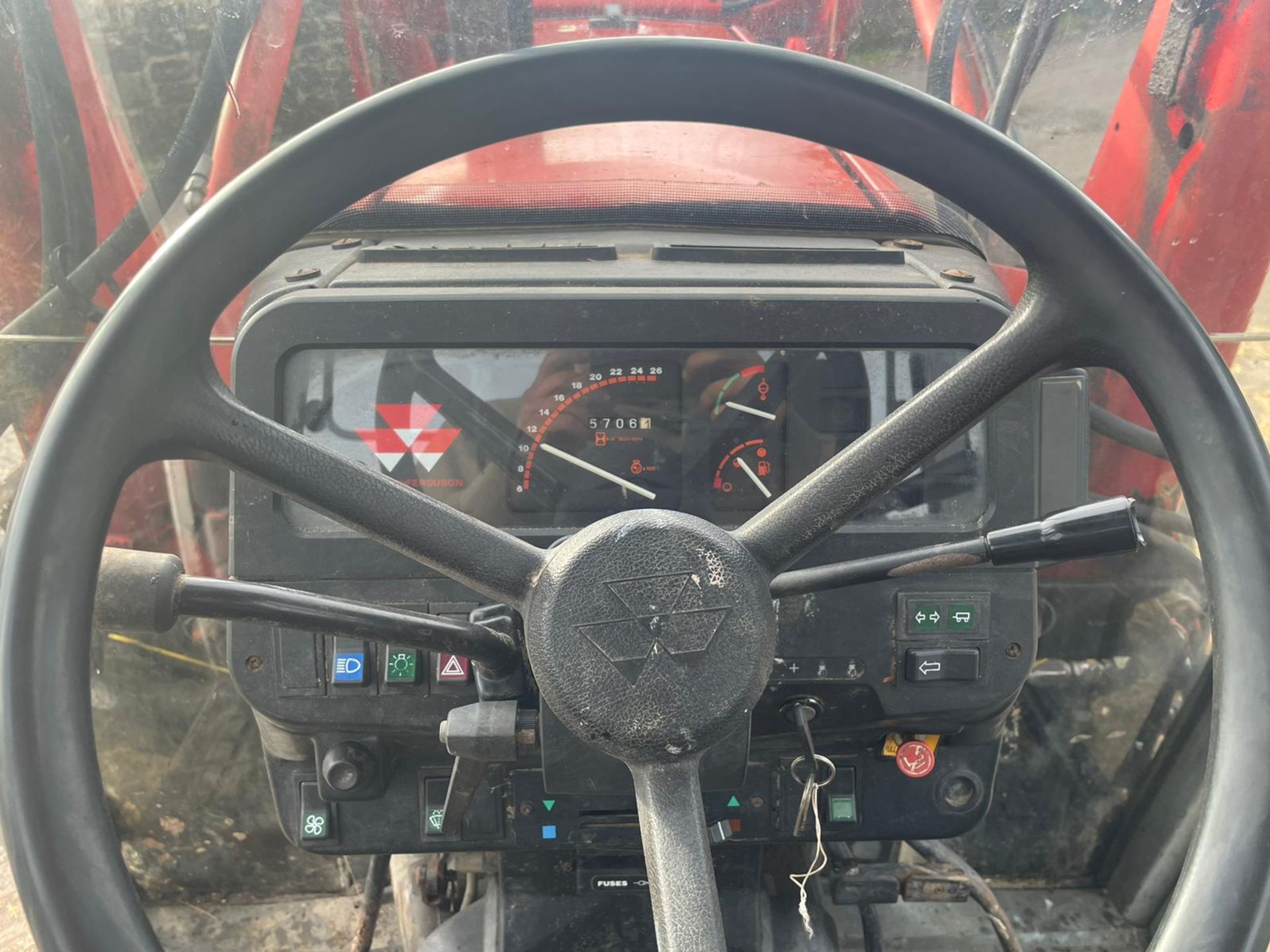 MASSEY FERGUSON 390 TRACTOR WITH MASSEY FERGUSON 880 LOADER AND MUCK GRAB *PLUS VAT* - Image 11 of 12