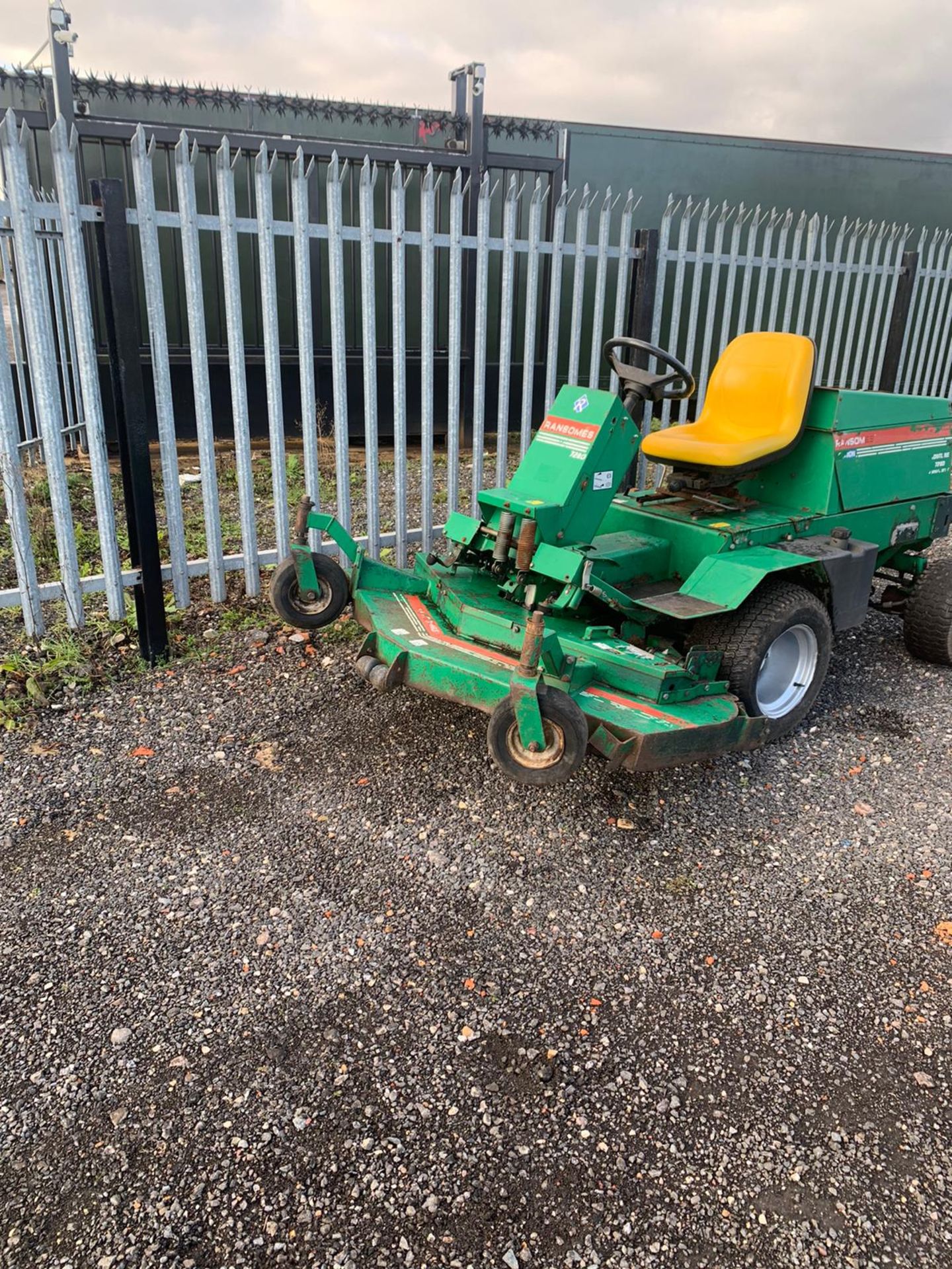 RANSOMES FRONTLINE 728D 4 WHEEL DRIVE DIESEL ROTARY MOWER OUTFRONT DECK 4WD *PLUS VAT* - Image 6 of 10