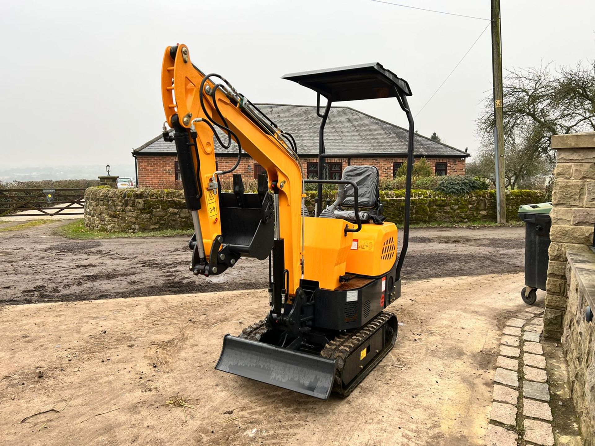NEW AND UNUSED ATTACK AT12 1 TON MINI DIGGER WITH SWING BOOM, RUNS DRIVE AND WORKS *PLUS VAT* - Image 3 of 15
