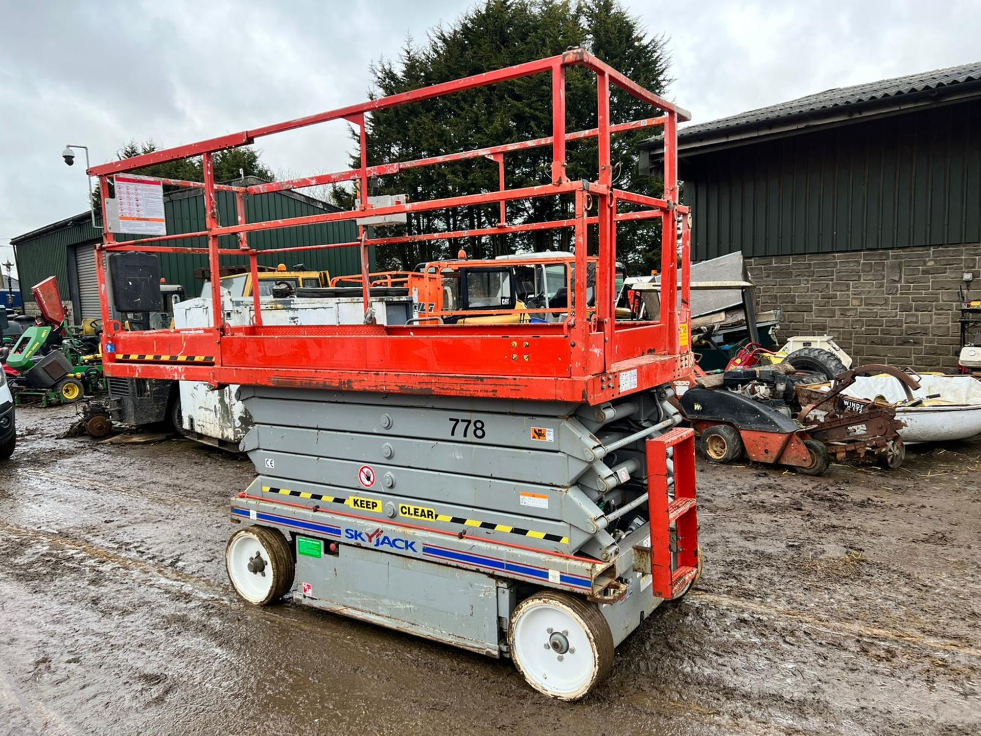 2011 SKYJACK SJIII-4632 ELECTRIC SCISSOR LIFT, DRIVES AND LIFTS, SHOWING A LOW 209 HOURS *PLUS VAT* - Image 3 of 15