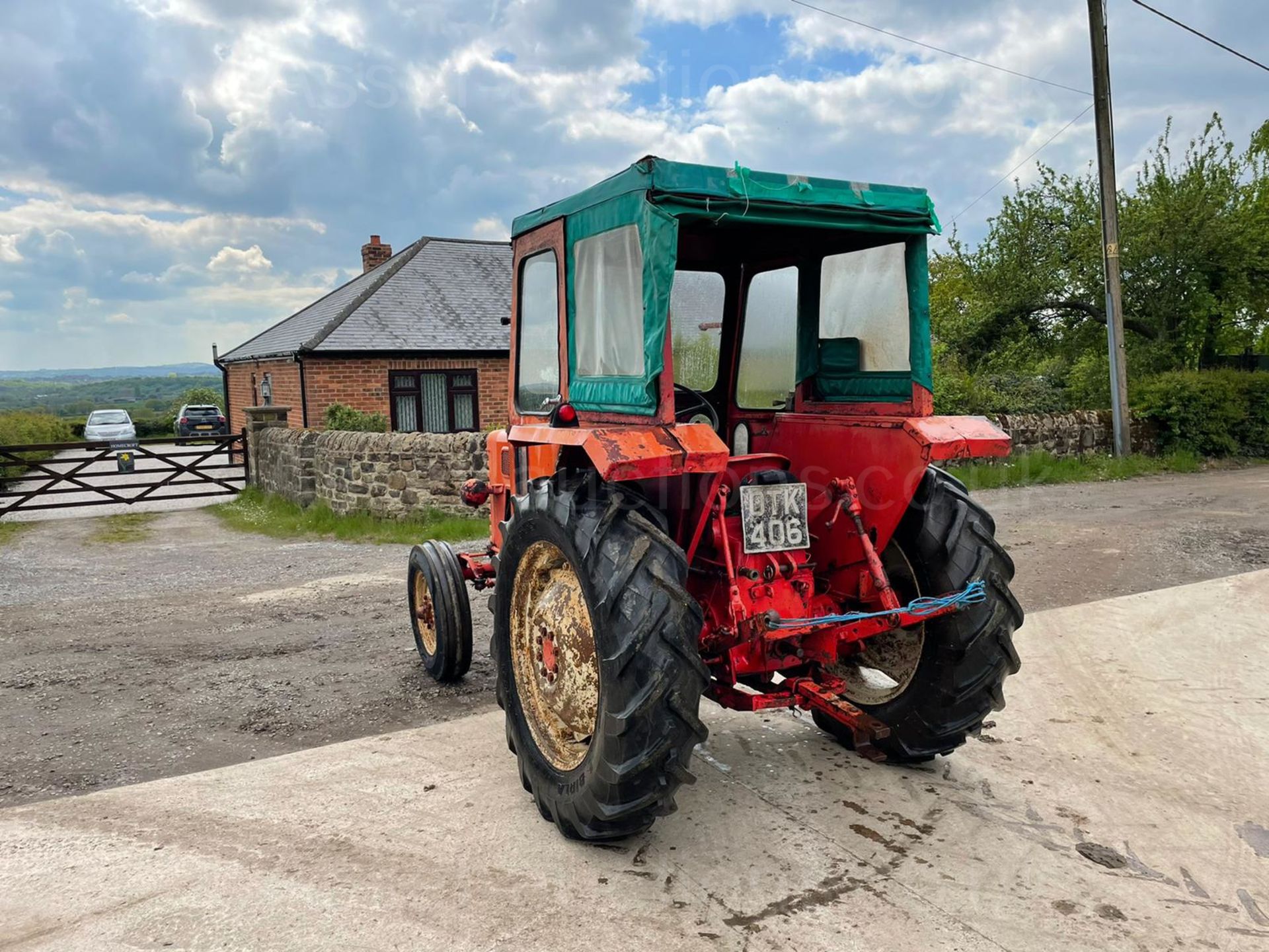 McCORMICK B-274 DIESEL TRACTOR, RUNS DRIVES AND WORKS, GOOD SET OF TYRES, CABBED *PLUS VAT* - Image 6 of 8