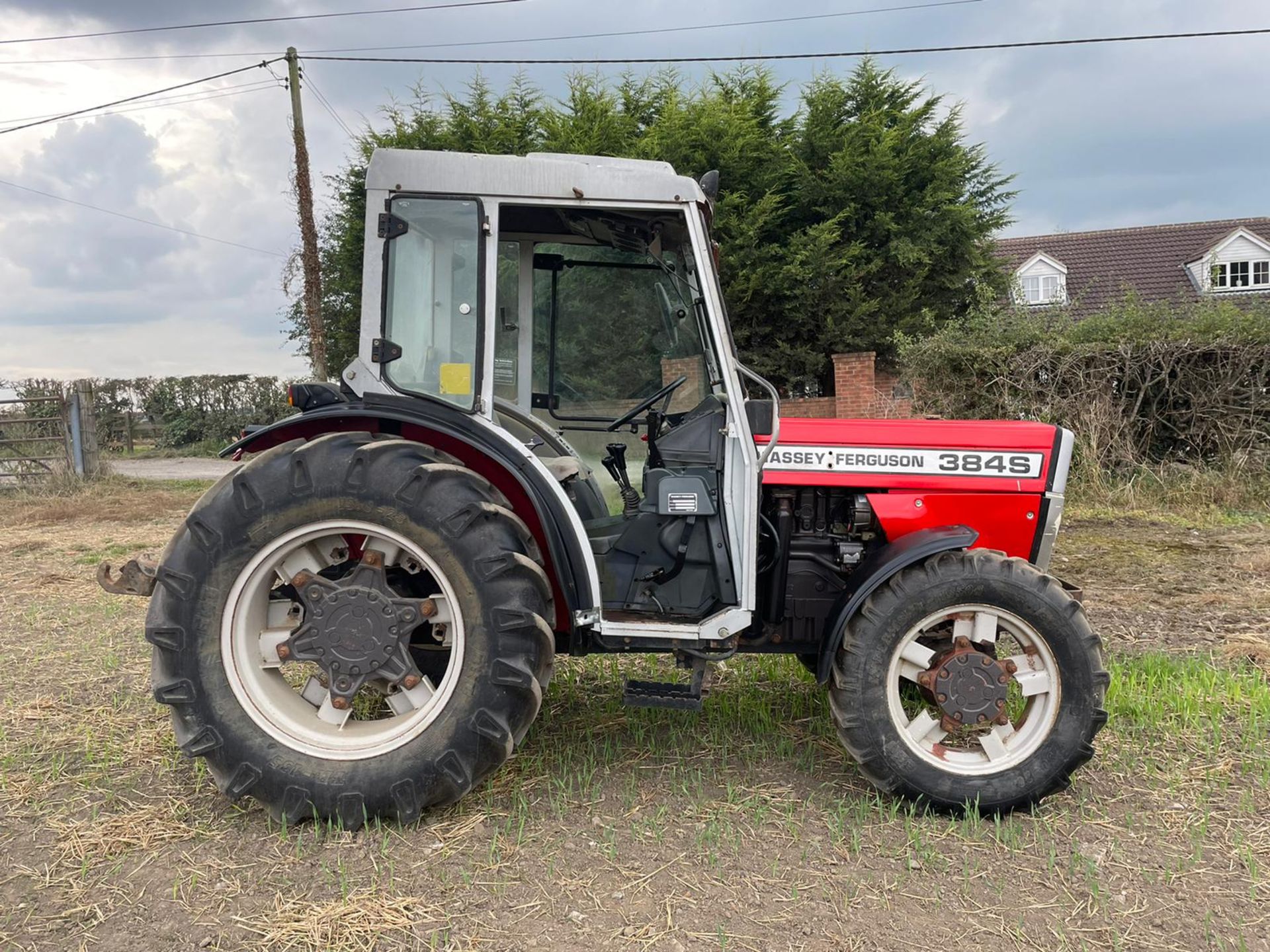 MASSEY FERGUSON 384S TRACTOR, RUNS DRIVES AND WORKS, SHOWING A LOW 5547 HOURS *PLUS VAT* - Image 10 of 15