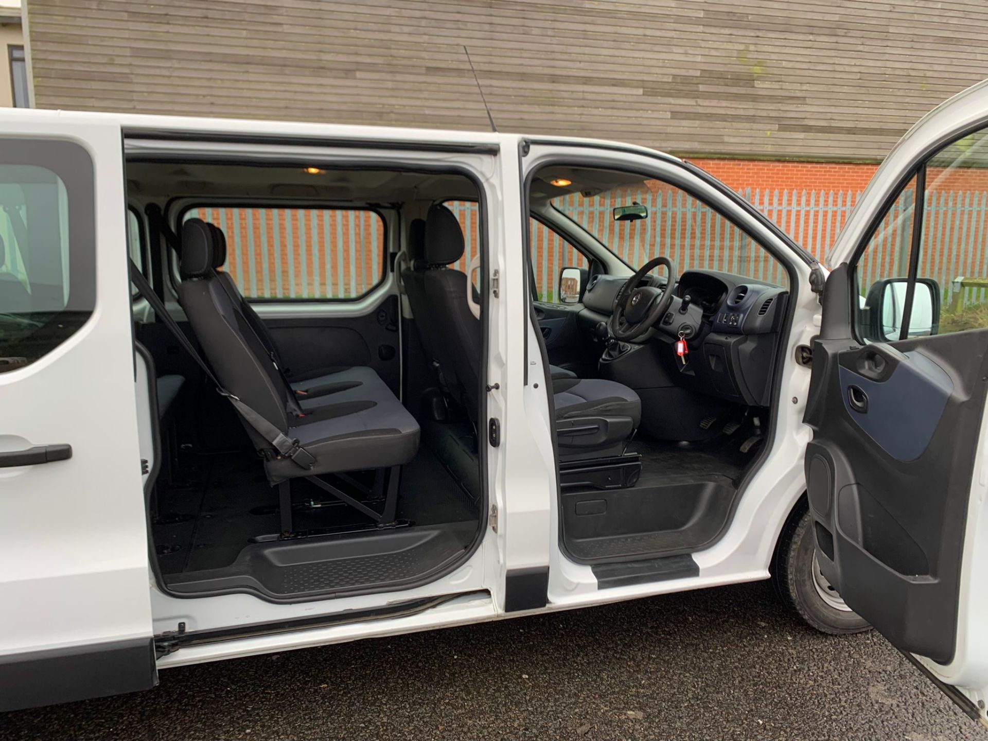 2015 VAUXHALL VIVARO COMBI CDTI S/S WHITE 9 SEATER MPV, 110,167 MILES, 1.6 DIESEL *NO VAT* - Image 11 of 21