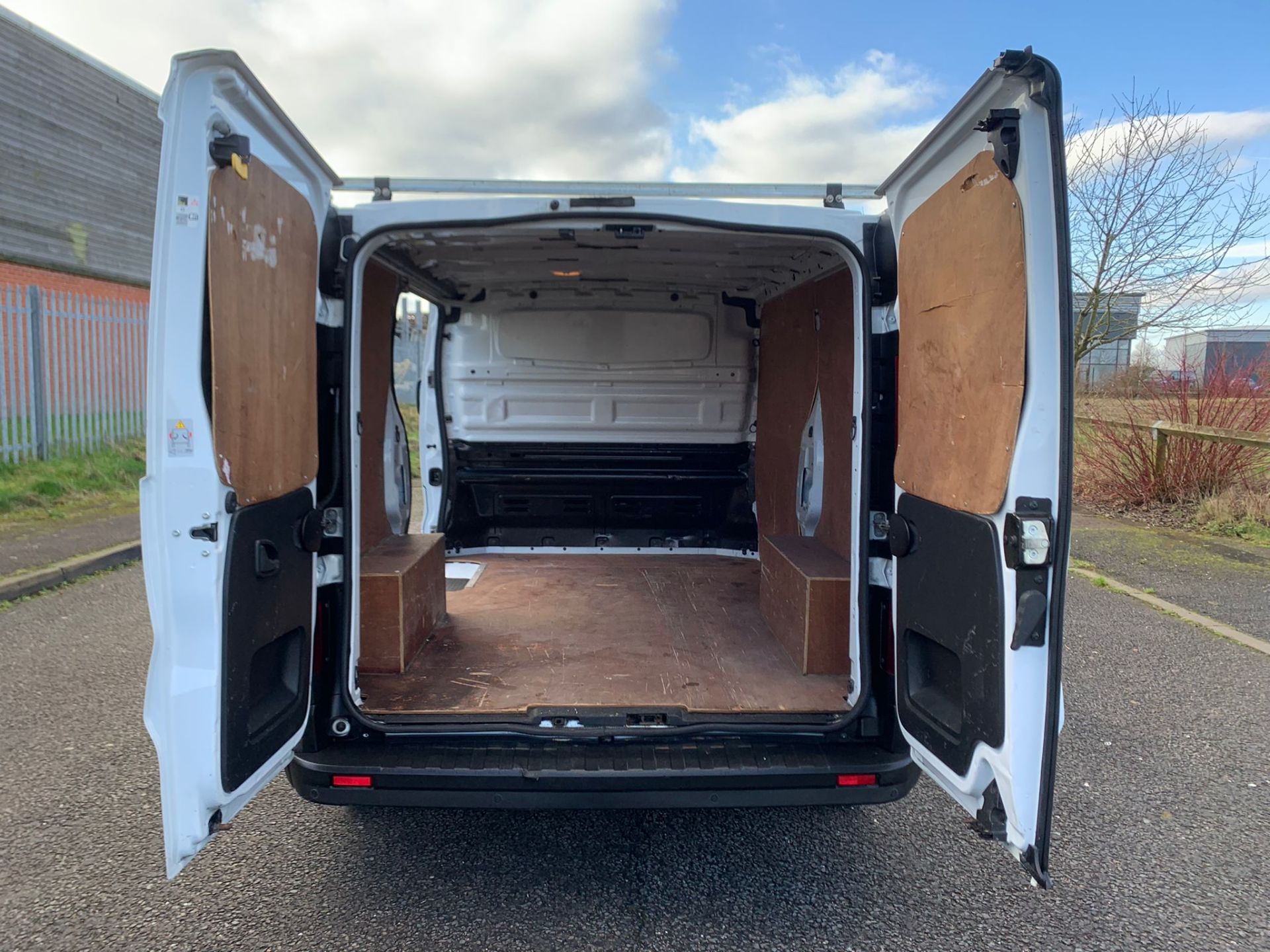 2016/16 REG VAUXHALL VIVARO 2700 CDTI 1.6 DIESEL WHITE PANEL VAN, SHOWING 1 FORMER KEEPER *NO VAT* - Image 9 of 18