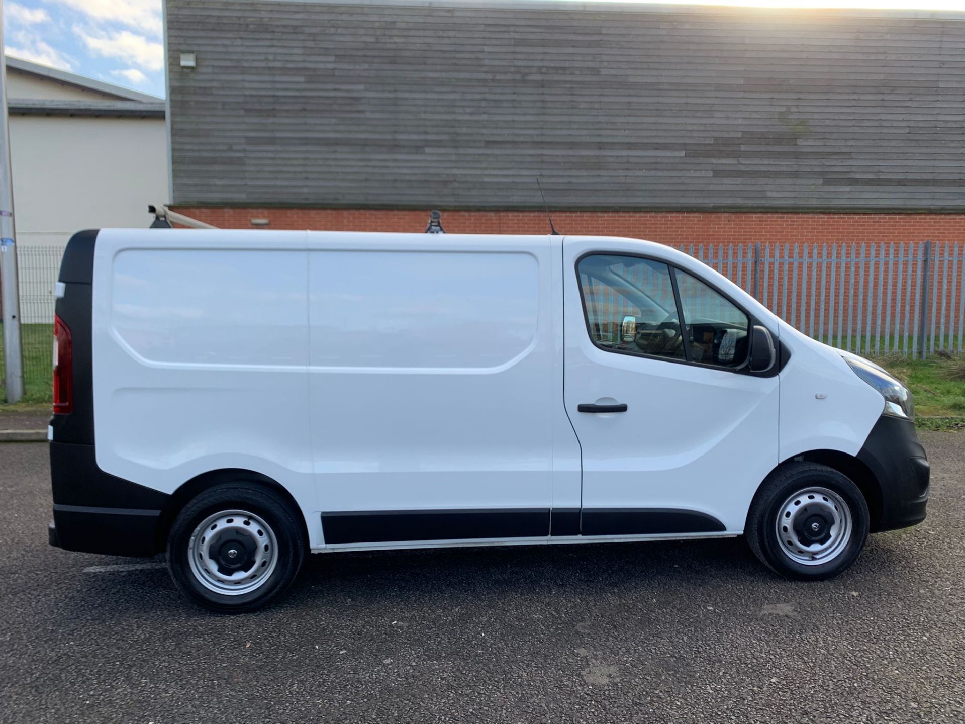 2016/16 REG VAUXHALL VIVARO 2700 CDTI 1.6 DIESEL WHITE PANEL VAN, SHOWING 1 FORMER KEEPER *NO VAT* - Image 8 of 18