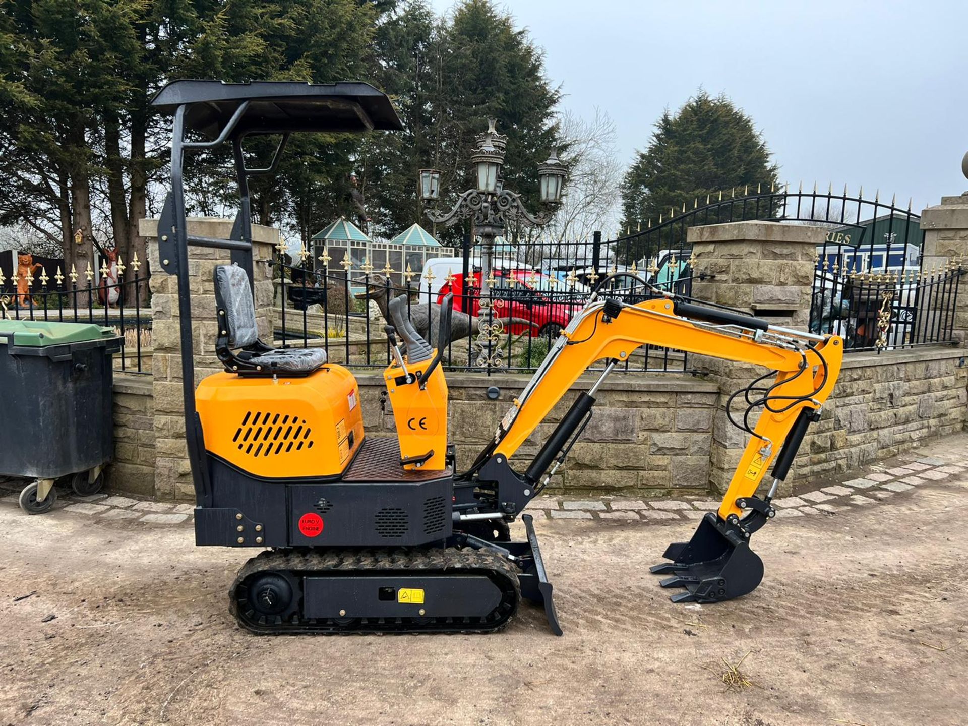 NEW AND UNUSED ATTACK AT12 1 TON MINI DIGGER WITH SWING BOOM, RUNS DRIVE AND WORKS *PLUS VAT* - Image 6 of 15