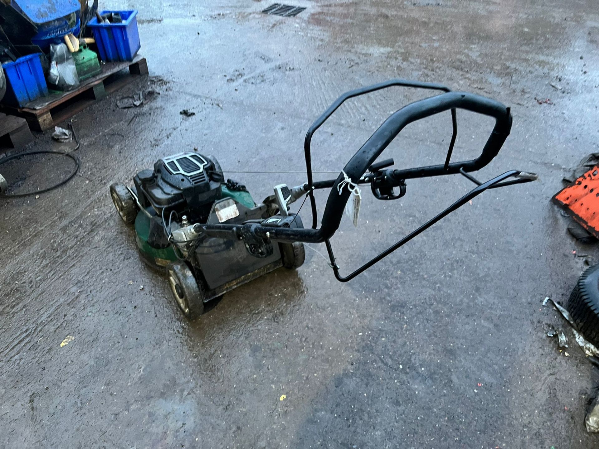 2018 ATCO QUATTRO 22SV SELF PROPELLED LAWN MOWER, GOOD COMPRESSION, SELF PROPELLED *NO VAT* - Image 4 of 7