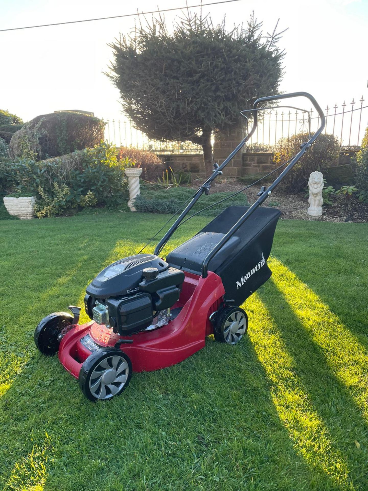 NEW AND UNUSED 2021 MOUNTFIELD EP 414 PUSH LAWN MOWER, FULLY ASSEMBLED *NO VAT* - Image 4 of 5