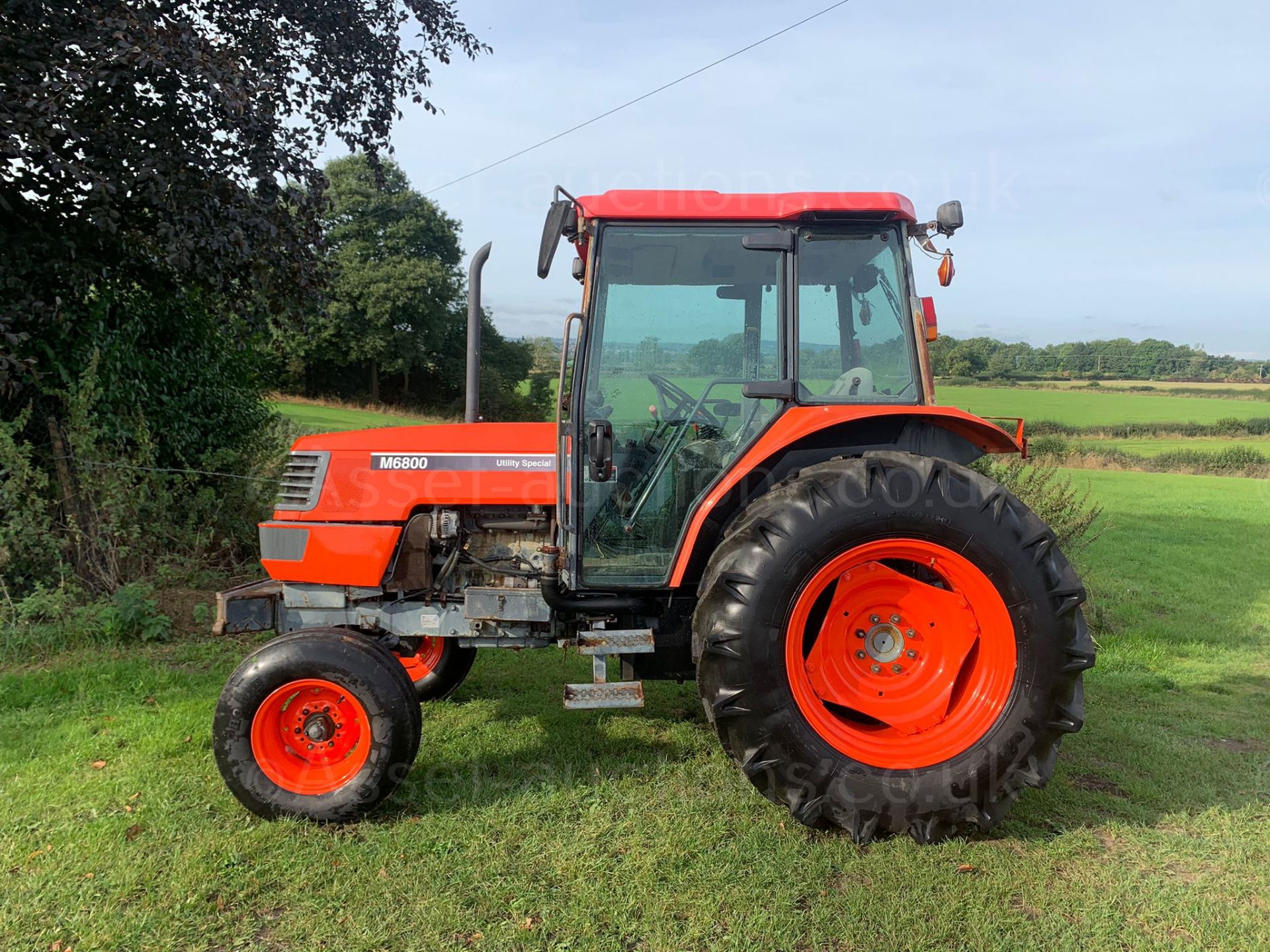 KUBOTA M6800 TRACTOR, RUNS DRIVES AND WORKS WELL, SHOWING A LOW 3414 HOURS *PLUS VAT* - Image 4 of 19