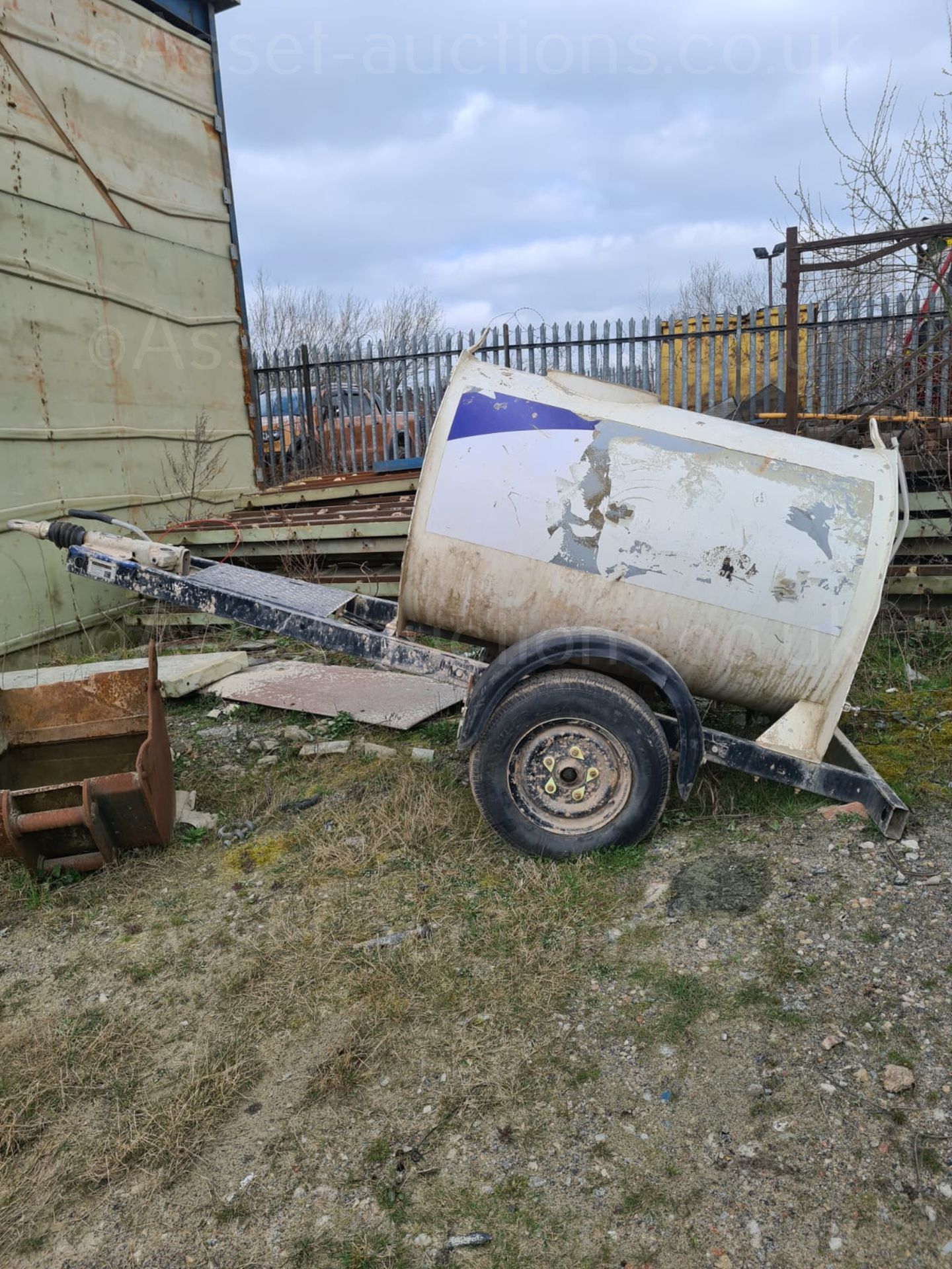 1000 LITRE GALVANISED WATER BOWSER WITH SPRINGS AND BRAKES TRAILER *PLUS VAT* - Image 2 of 4