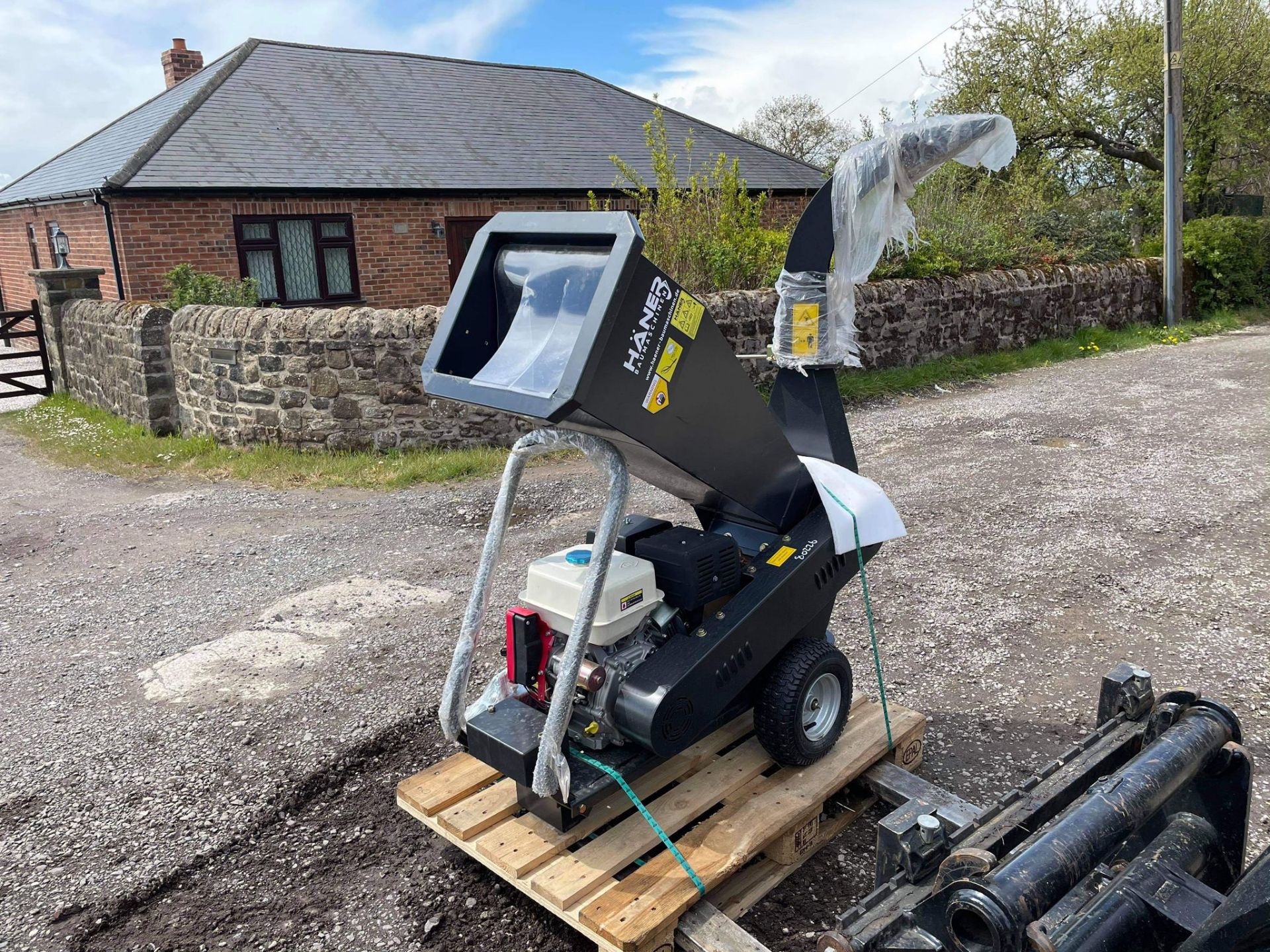 NEW AND UNUSED HANER HHE150E PETROL WOOD CHIPPER, ON WHEELS SO EASY TO MOVE AROUND *PLUS VAT*
