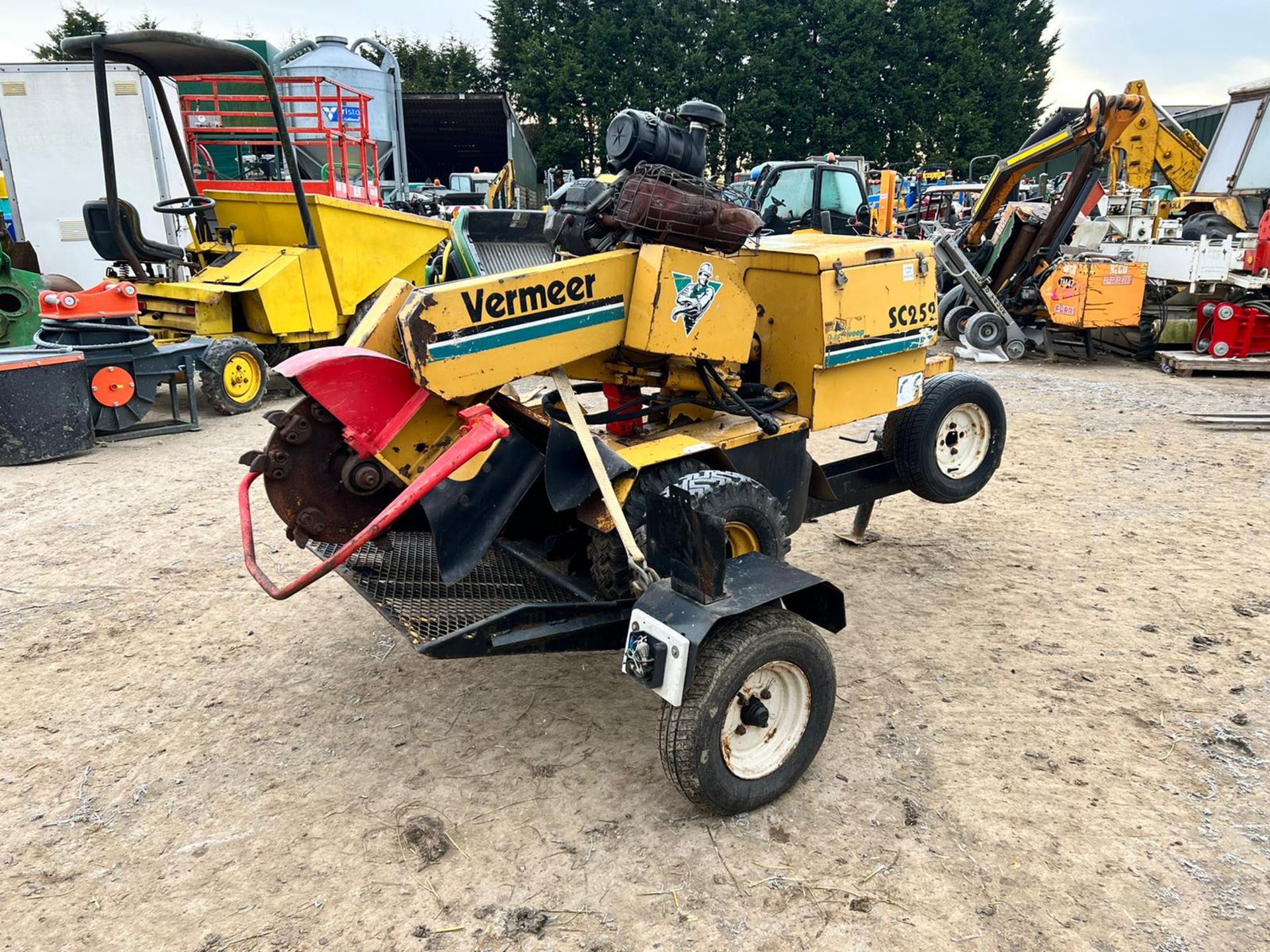 VERMEER SC252 TWIN WHEELED STUMP FRINDER WITH SINGLE AXLE TRAILER, 1885 HOURS *PLUS VAT* - Image 9 of 17