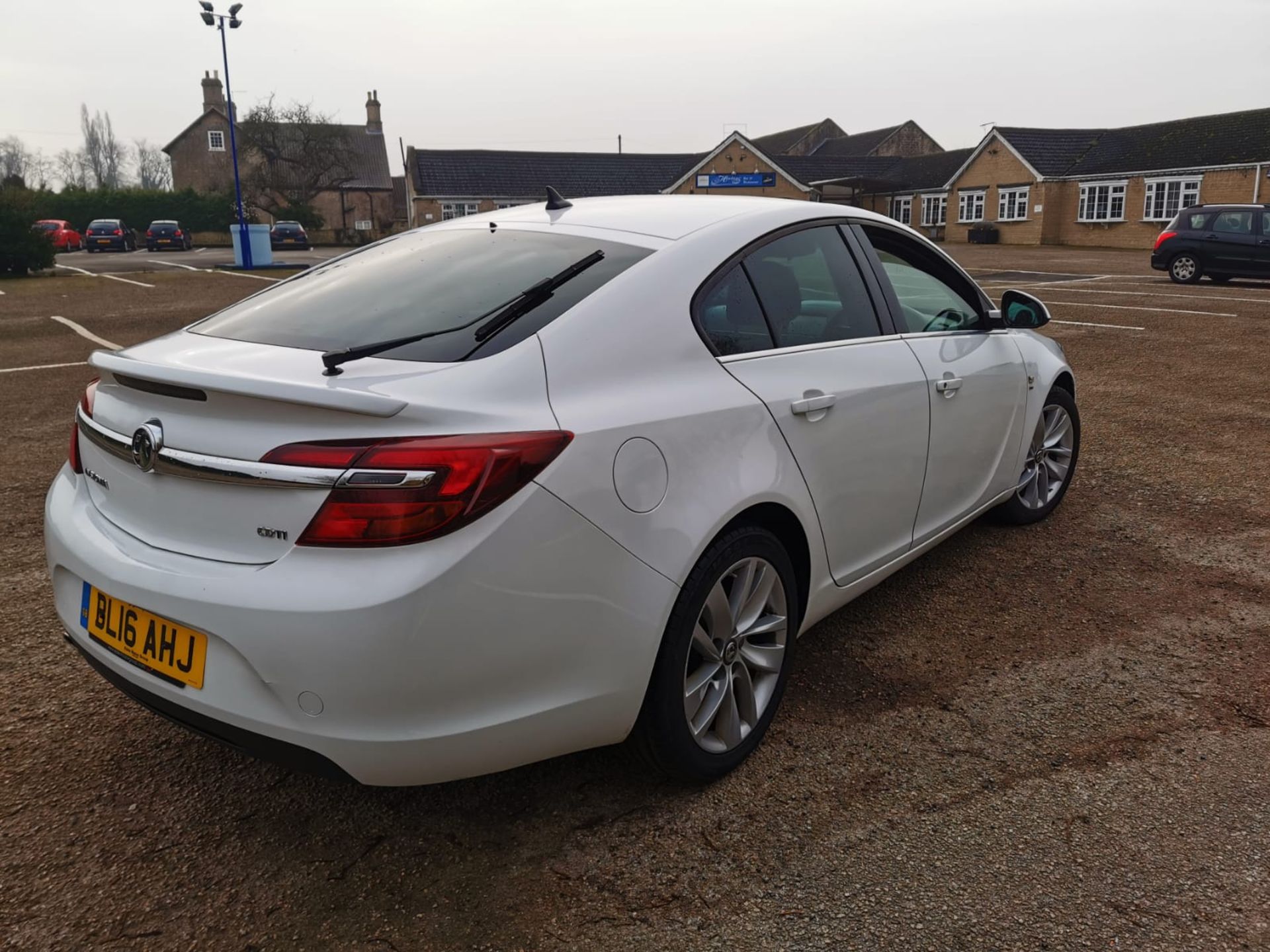 2016 VAUXHALL INSIGNIA SRI NAV CDTI EFLEX WHITE HATCHBACK, 75,492 MILES *NO VAT* - Image 7 of 27