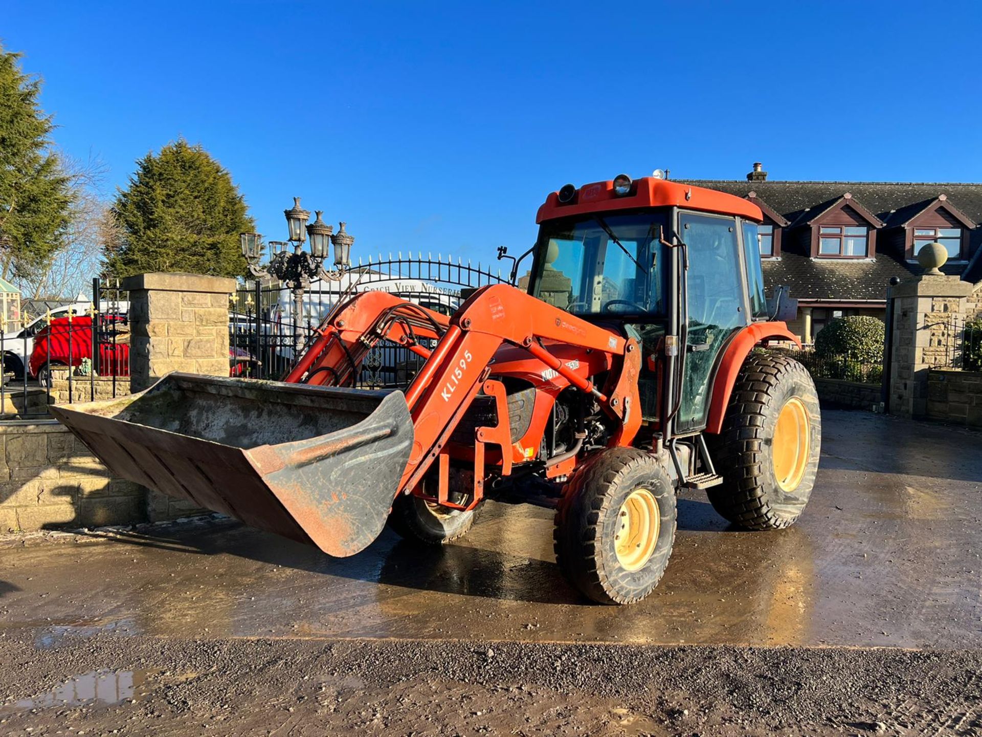 KIOTI DK551C 54hp 4WD COMPACT TRACTOR WITH FRONT LOADER AND BUCKET, 1869 HOURS *PLUS VAT* - Image 2 of 13