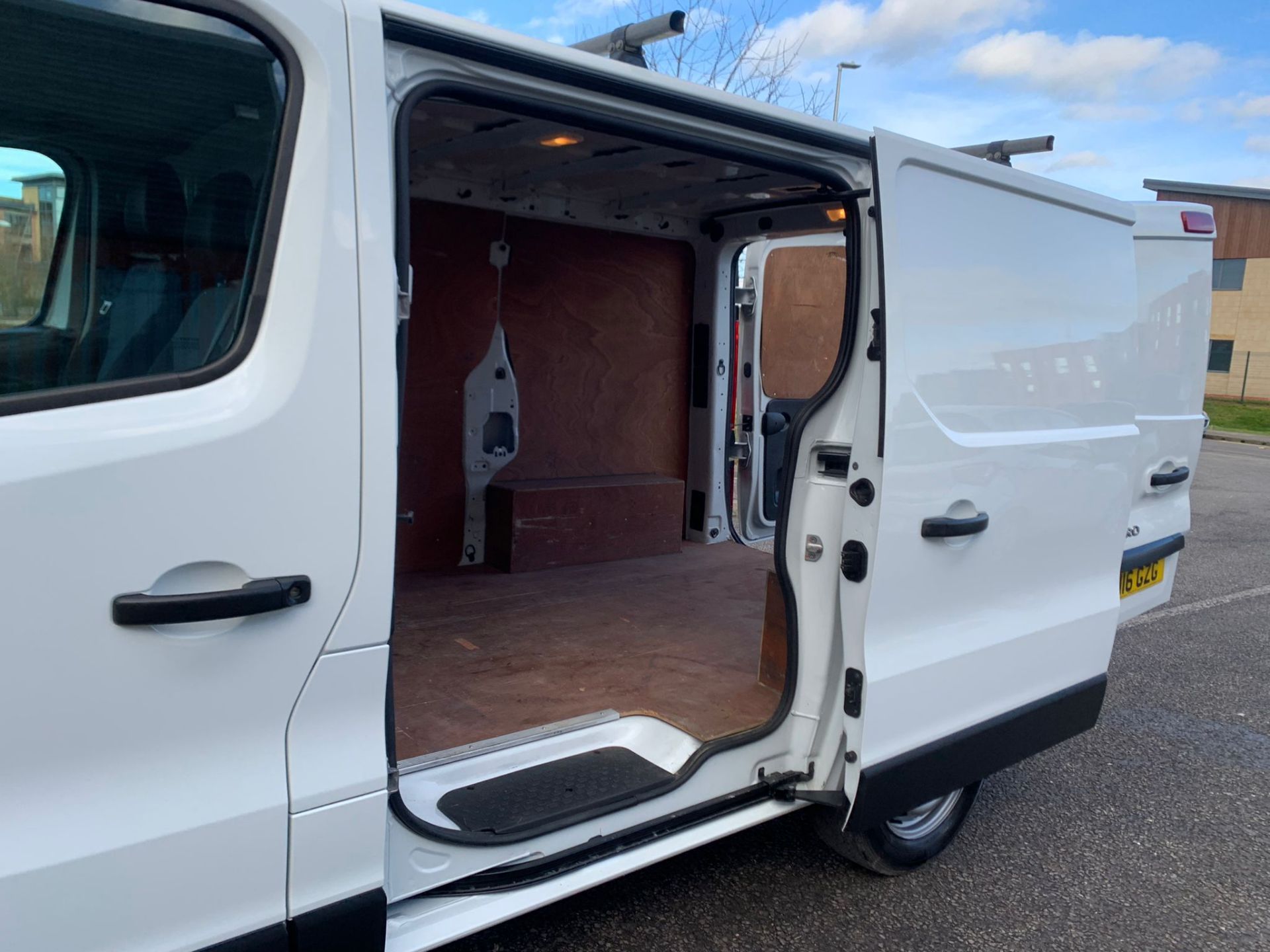 2016/16 REG VAUXHALL VIVARO 2700 CDTI 1.6 DIESEL WHITE PANEL VAN, SHOWING 1 FORMER KEEPER *NO VAT* - Image 10 of 18