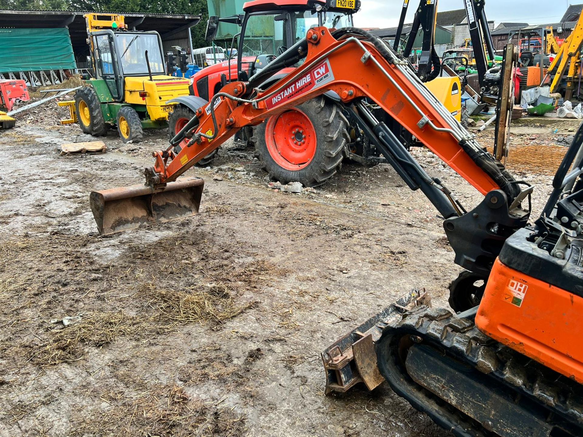 2017 HITACHI ZAXIS 19U 1.9 TON MINI DIGGER, RUNS DRIVES LIFTS, SHOWING A LOW 1609 HOURS - Image 9 of 15