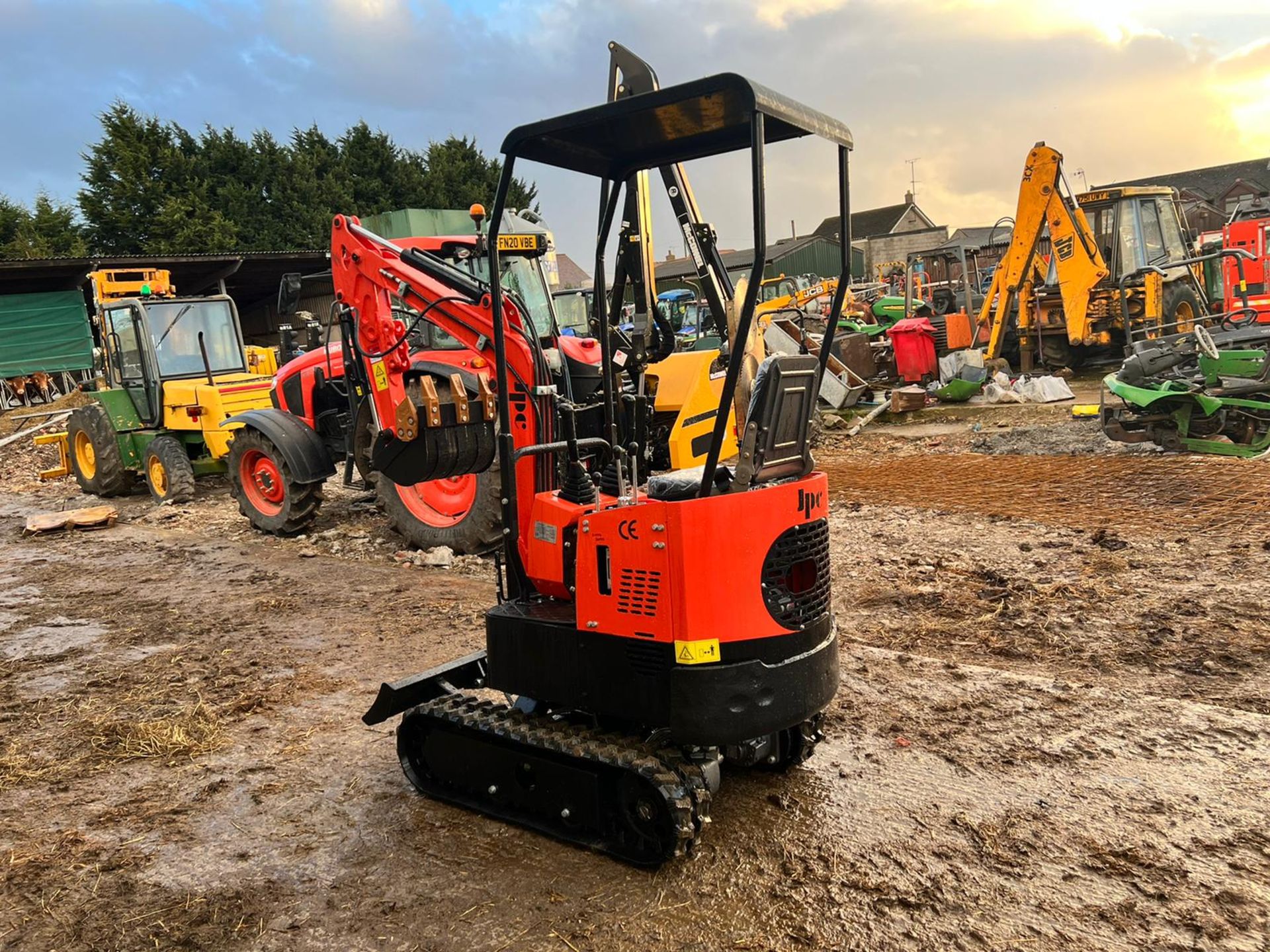 NEW AND UNUSED JPC HT12 1 TON MINI DIGGER, RUNS DRIVES AND DIGS, PIPED FOR FRONT ATTACHMENTS - Image 4 of 11