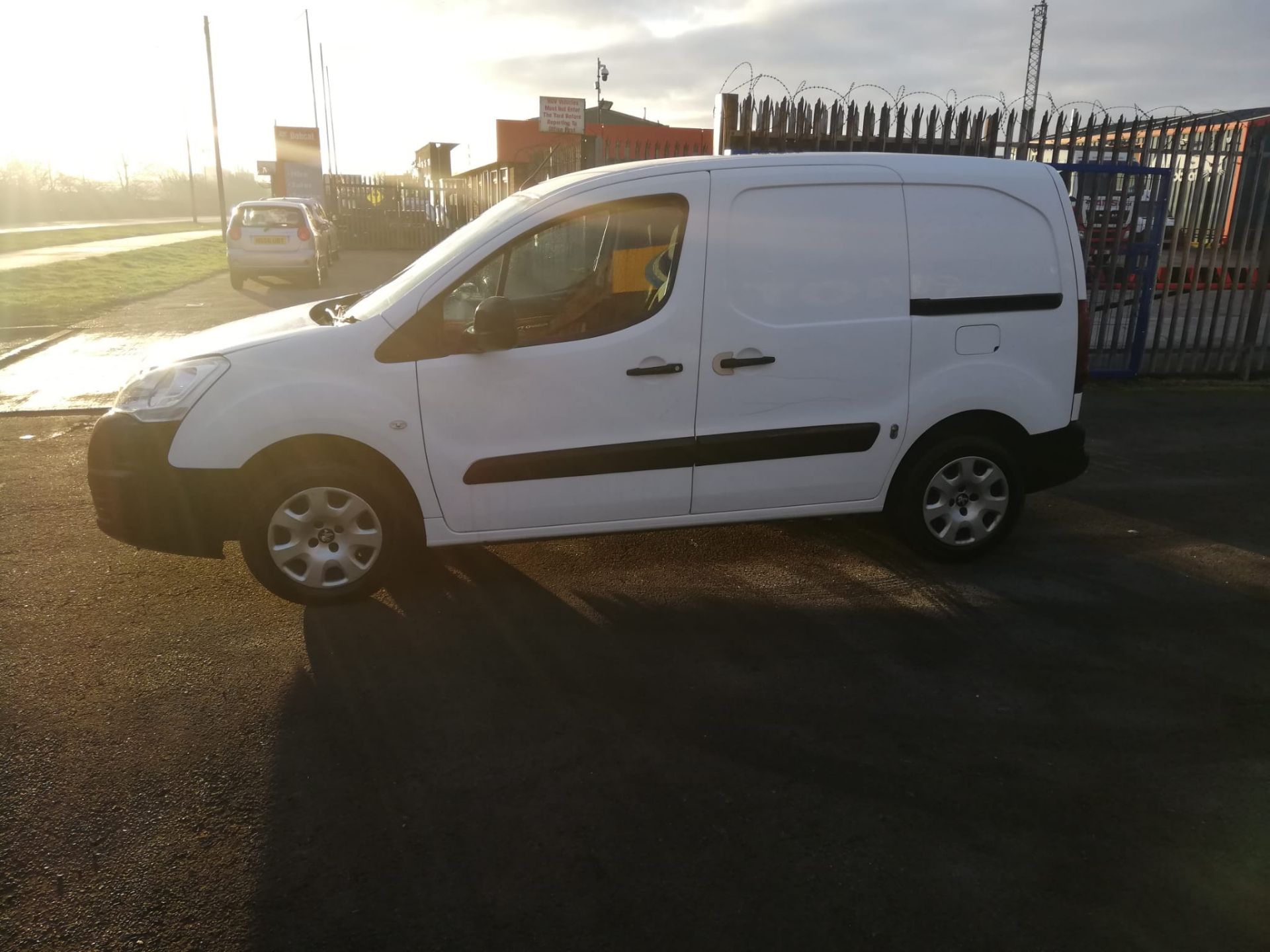 2017/67 PEUGEOT PARTNER PROFESSION L1 BLUE HDI WHITE PANEL VAN, 102K MILES, 3 SEATS *PLUS VAT* - Image 4 of 10