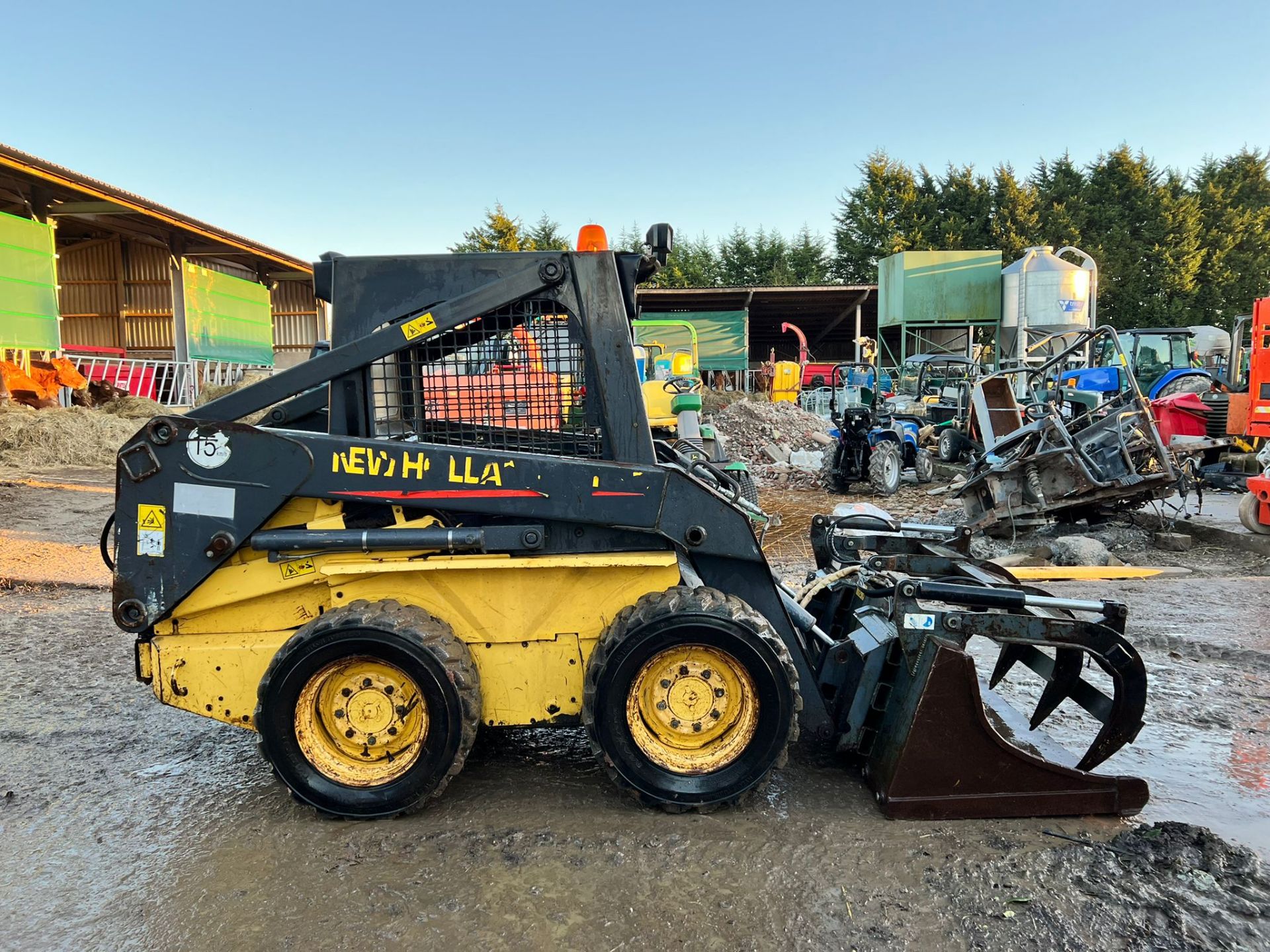 NEW HOLLAND LS160 SKIDSTEER WITH WHITES MUCK GRAB, RUNS DRIVES LIFTS, 1360 HOURS *PLUS VAT* - Image 7 of 15