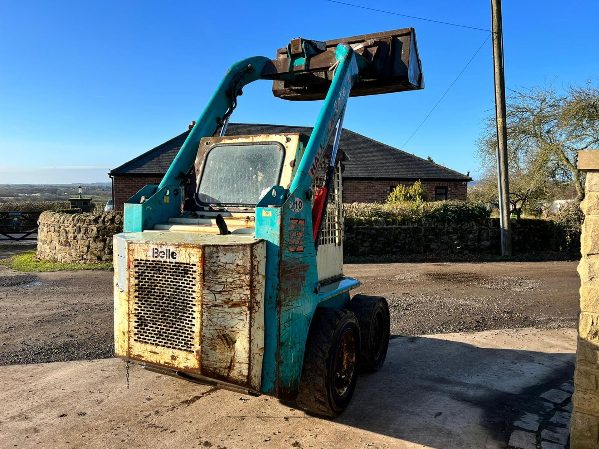 BELLE 761 DIESEL SKIDSTEER, RUNS DRIVES AND LIFTS, PIPED FOR FRONT ATTACHMENTS, C/W FRONT BUCKET - Image 7 of 12